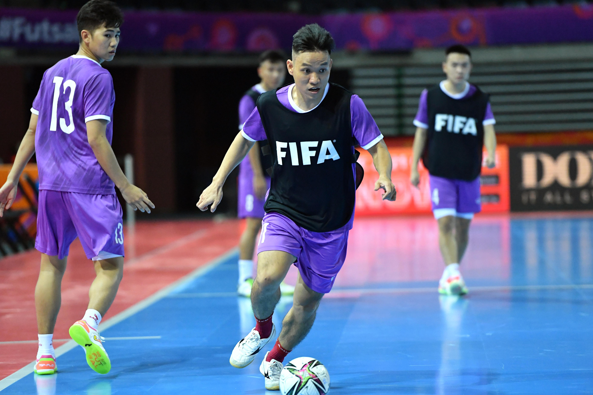 Đội tuyển futsal Việt Nam làm quen với sân thi đấu World Cup - Ảnh 3.