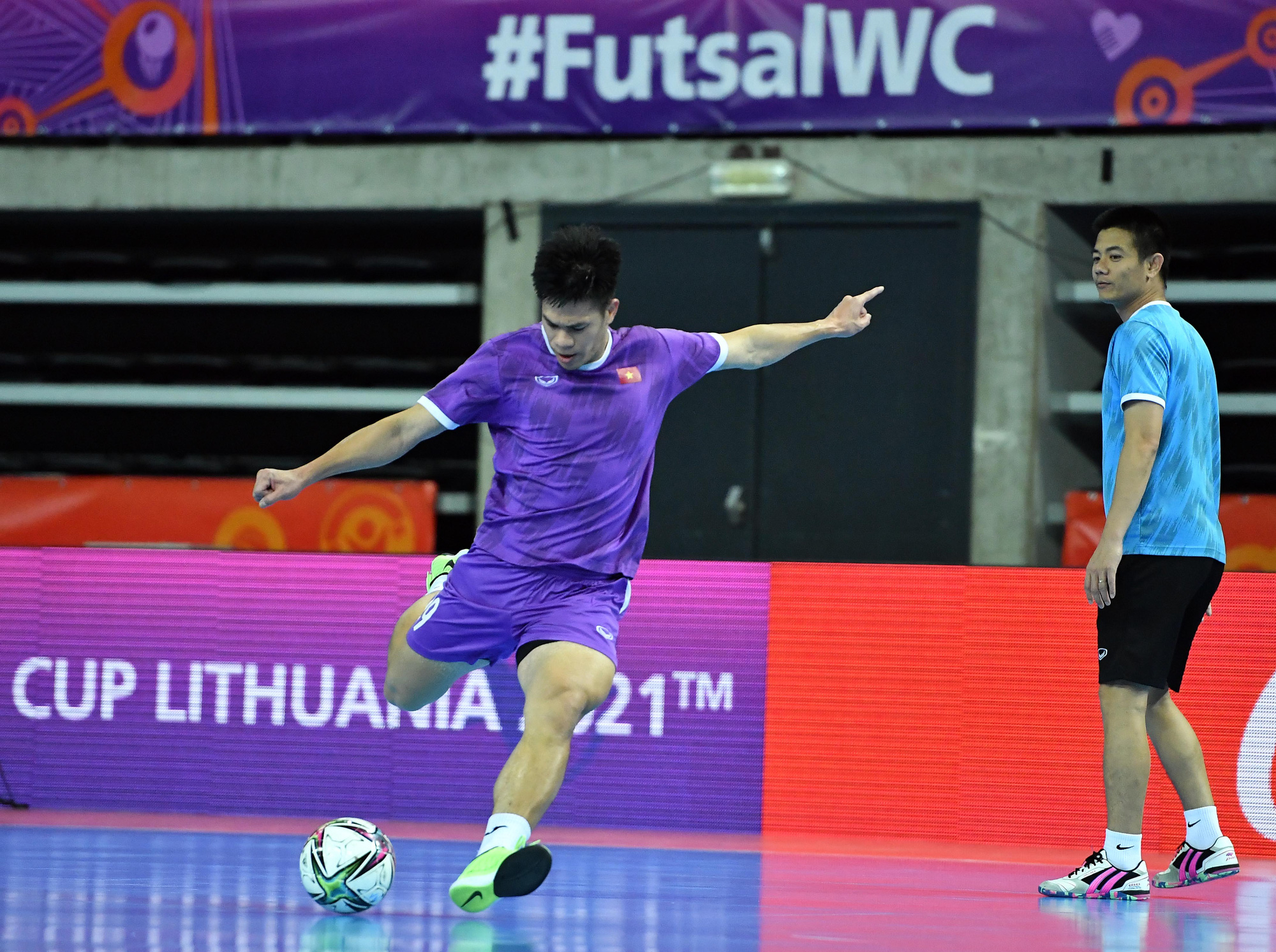 Đội tuyển futsal Việt Nam làm quen với sân thi đấu World Cup - Ảnh 5.