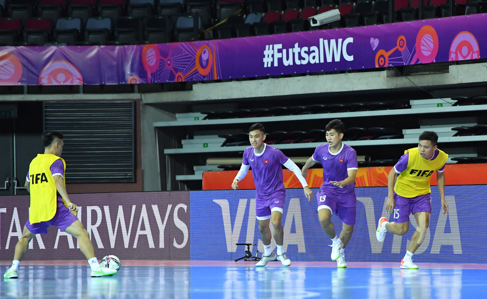 Đội tuyển futsal Việt Nam làm quen với sân thi đấu World Cup - Ảnh 4.