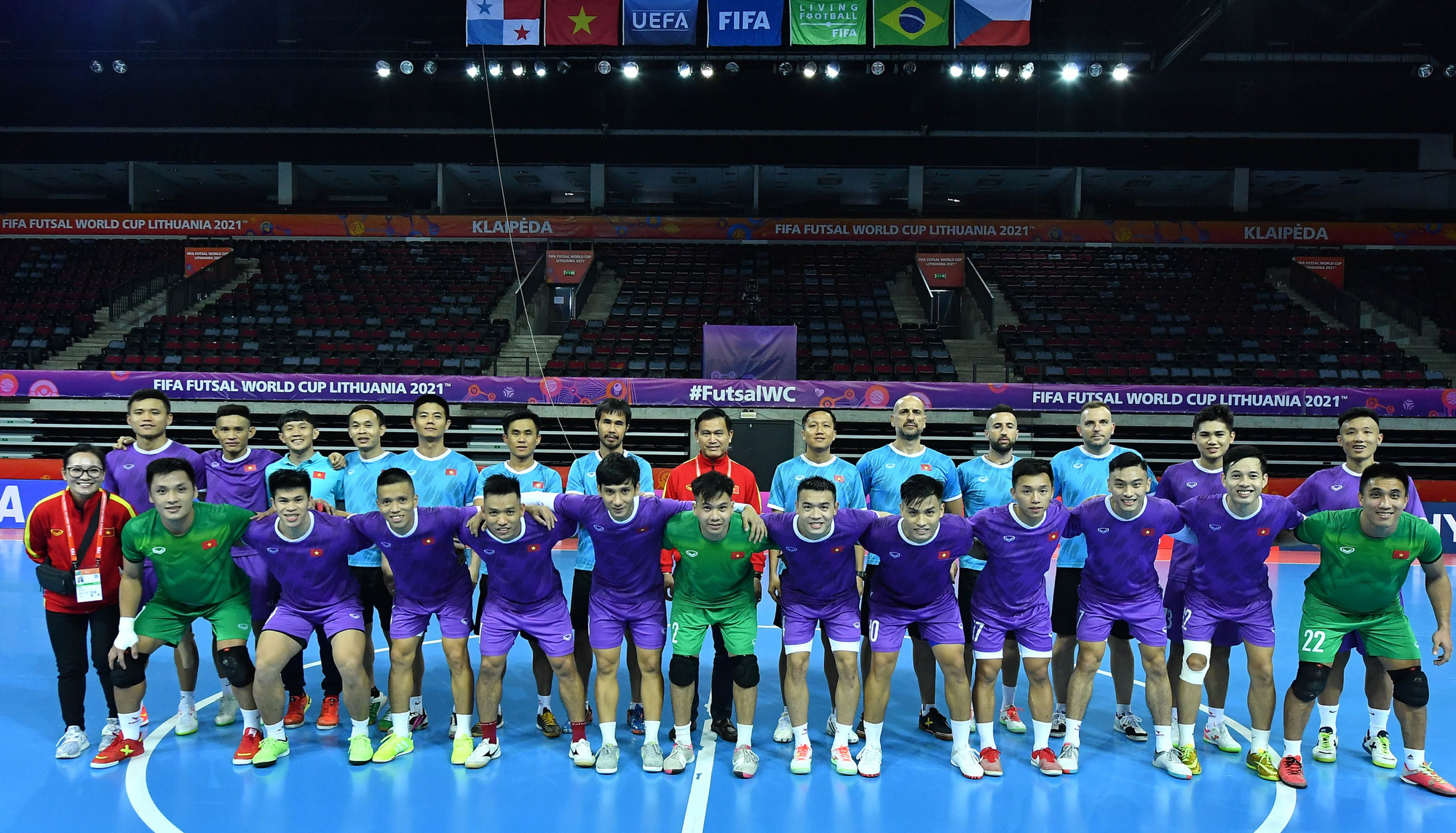 Đội tuyển futsal Việt Nam làm quen với sân thi đấu World Cup - Ảnh 1.