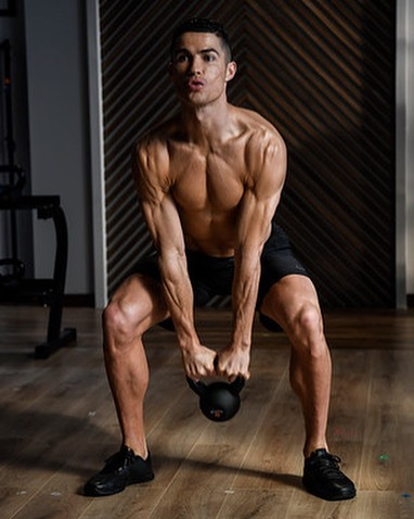 Ronaldo luôn tập luyện hết sức nghiêm túc trong phòng gym Ronaldo luôn tập luyện hết sức nghiêm túc trong phòng gym