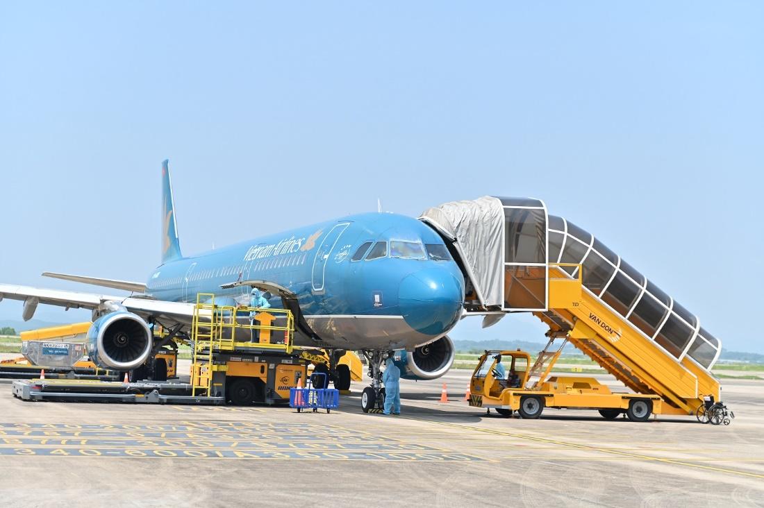 Hai chuyến bay chở 345 khách có “Hộ chiếu vắc xin” từ Mỹ hạ cánh tại sân bay Vân Đồn - Ảnh 9.