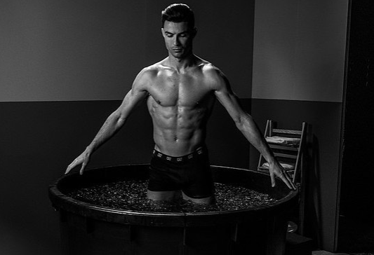 Cristiano Ronaldo tắm nước đá sau trận