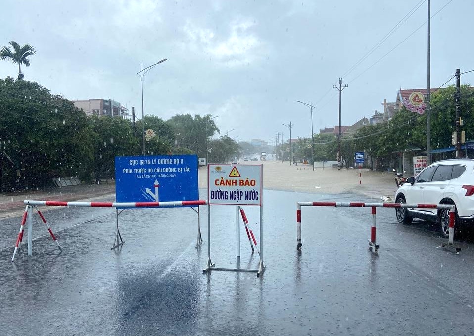 Quốc lộ 1A ở Hà Tĩnh có điểm ngập sâu gần 1m, xe cộ không thể đi qua - Ảnh 1.
