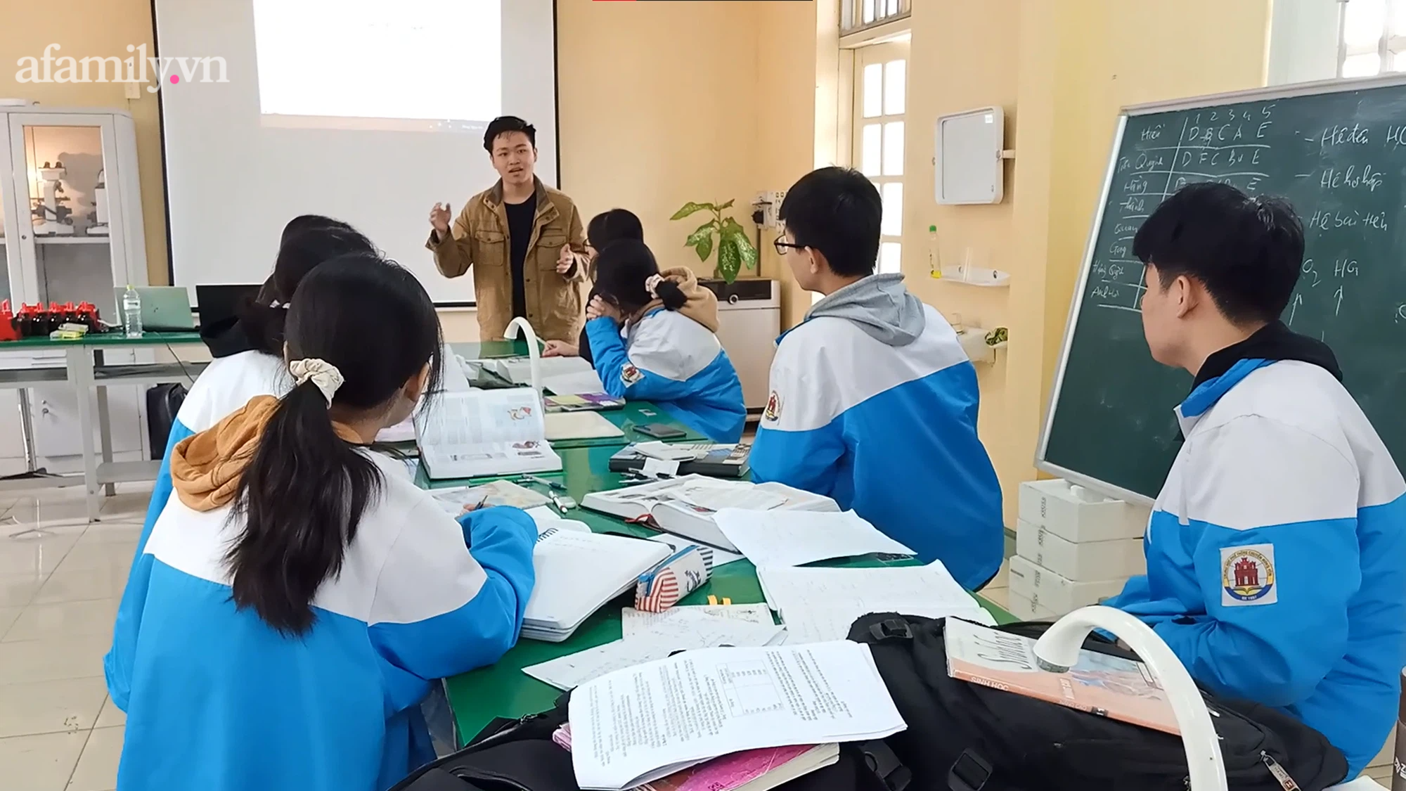 Chàng trai Nam Định lọt top 50 học sinh xuất sắc toàn cầu năm 2021: Từ phòng trọ cũ 24m2 đến loạt thành tích xứng danh "con nhà người ta" - Ảnh 2. Chàng trai Nam Định lọt top 50 học sinh xuất sắc toàn cầu năm 2021: Từ phòng trọ cũ 24m2 đến loạt thành tích xứng danh "con nhà người ta" - Ảnh 2.