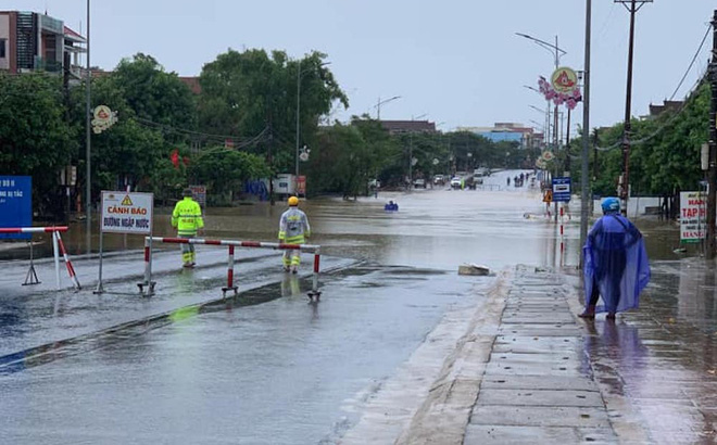 Quốc lộ 1A ở Hà Tĩnh có điểm ngập sâu gần 1m, xe cộ không thể đi qua - Ảnh 2.