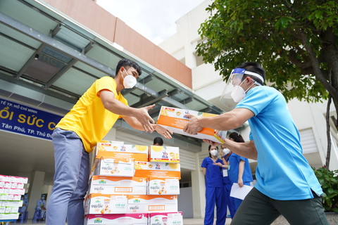 Vinamilk ủng hộ thêm 5 tỷ đồng sản phẩm dinh dưỡng và nhiều trang thiết bị y tế - Ảnh 2. Vinamilk ủng hộ thêm 5 tỷ đồng sản phẩm dinh dưỡng và nhiều trang thiết bị y tế - Ảnh 2.