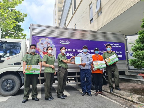 Vinamilk ủng hộ thêm 5 tỷ đồng sản phẩm dinh dưỡng và nhiều trang thiết bị y tế - Ảnh 3. Vinamilk ủng hộ thêm 5 tỷ đồng sản phẩm dinh dưỡng và nhiều trang thiết bị y tế - Ảnh 3.