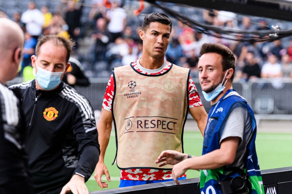Nhân viên an ninh được tặng áo số 7 huyền thoại sau khi bị Ronaldo đá bóng trúng đầu - Ảnh 6. Nhân viên an ninh được tặng áo số 7 huyền thoại sau khi bị Ronaldo đá bóng trúng đầu - Ảnh 6.