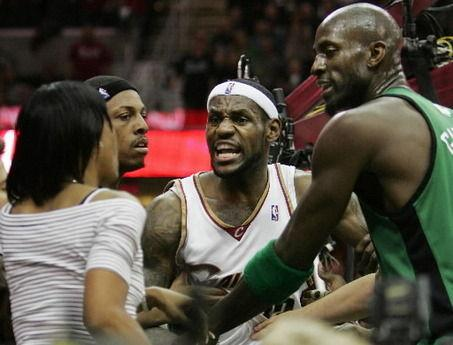 Sự thù hằn cay nghiệt Paul Pierce dành cho LeBron James: từ bãi nước bọt nghìn đô đến cuộc cãi vã gia đình - Ảnh 4.