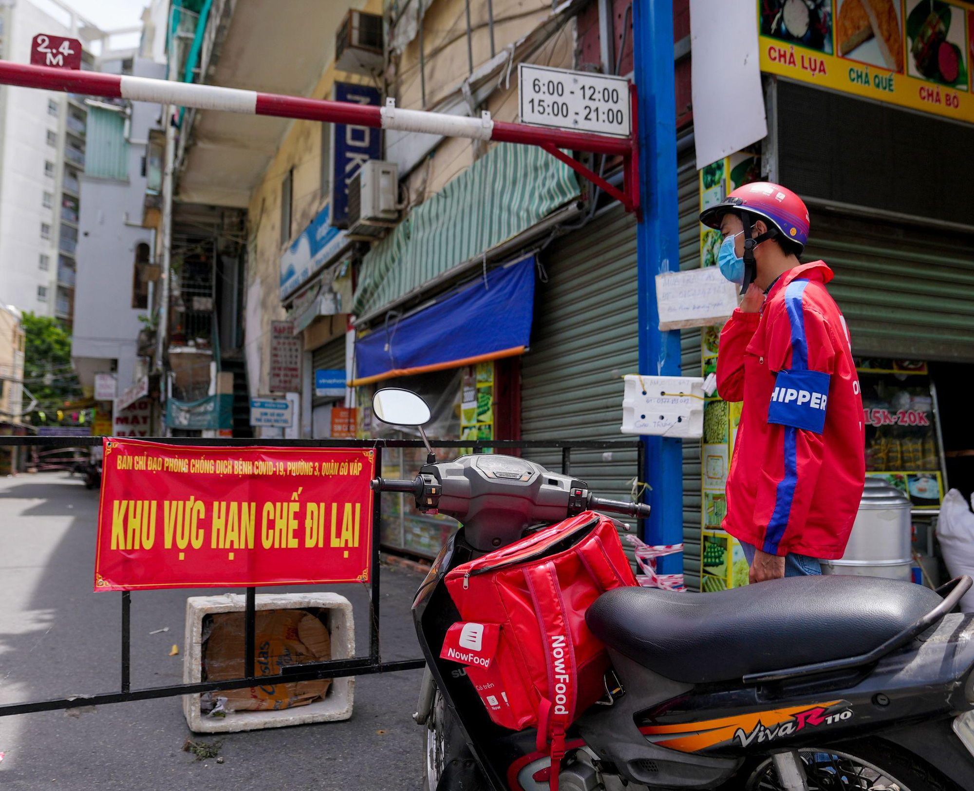 Cảm phục nỗ lực mưu sinh của những shipper “bám trụ mặt đường” giữa mùa dịch COVID-19 - Ảnh 1.