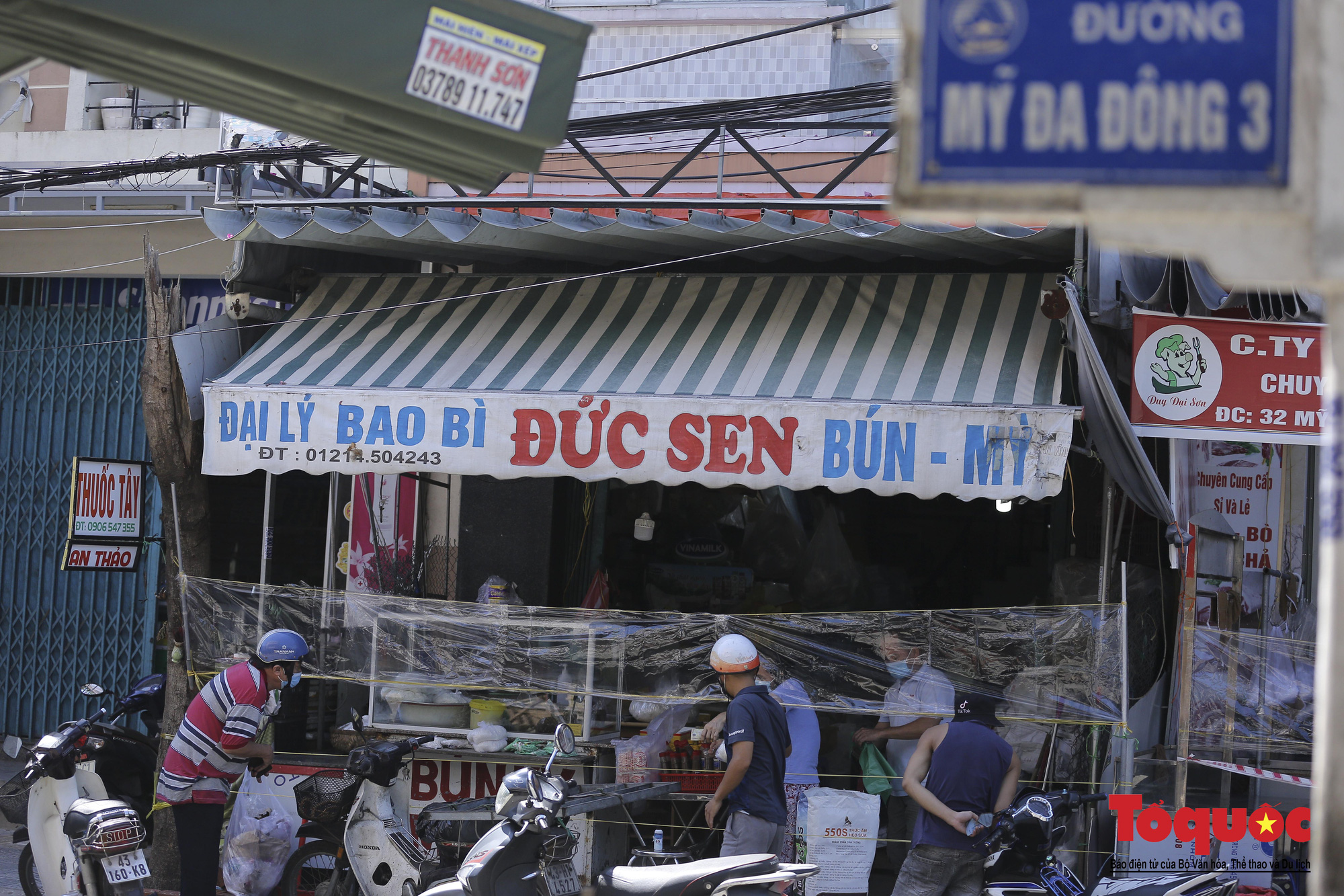 Đường phố Đà Nẵng dần đông người và phương tiện, nhiều hàng quán vùng xanh đã mở bán trở lại - Ảnh 14.