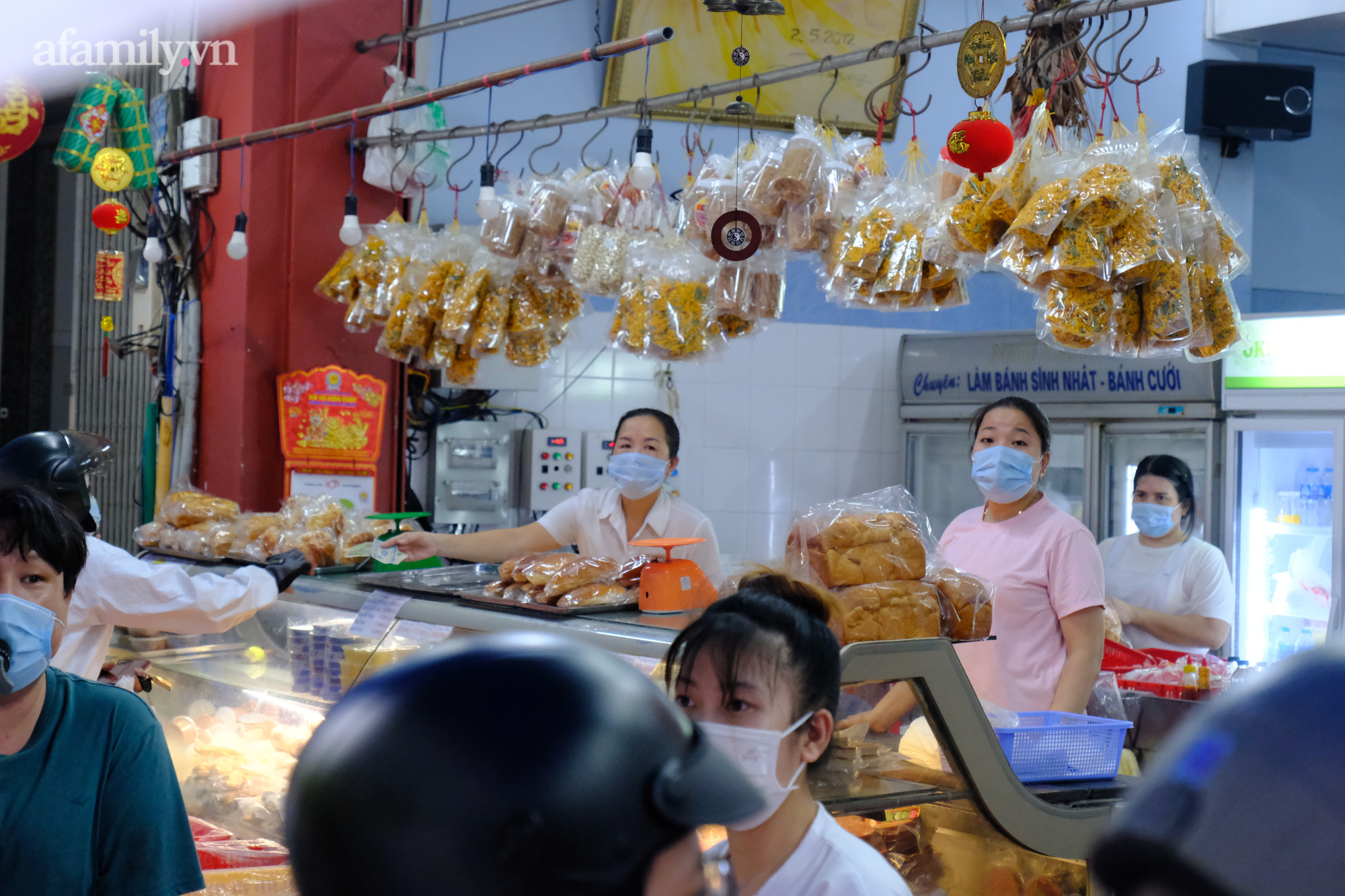 &quot;Biển người&quot; xếp hàng san sát vào mua bánh trung thu Như Lan nổi tiếng Sài Gòn trong thời điểm giãn cách - Ảnh 6.