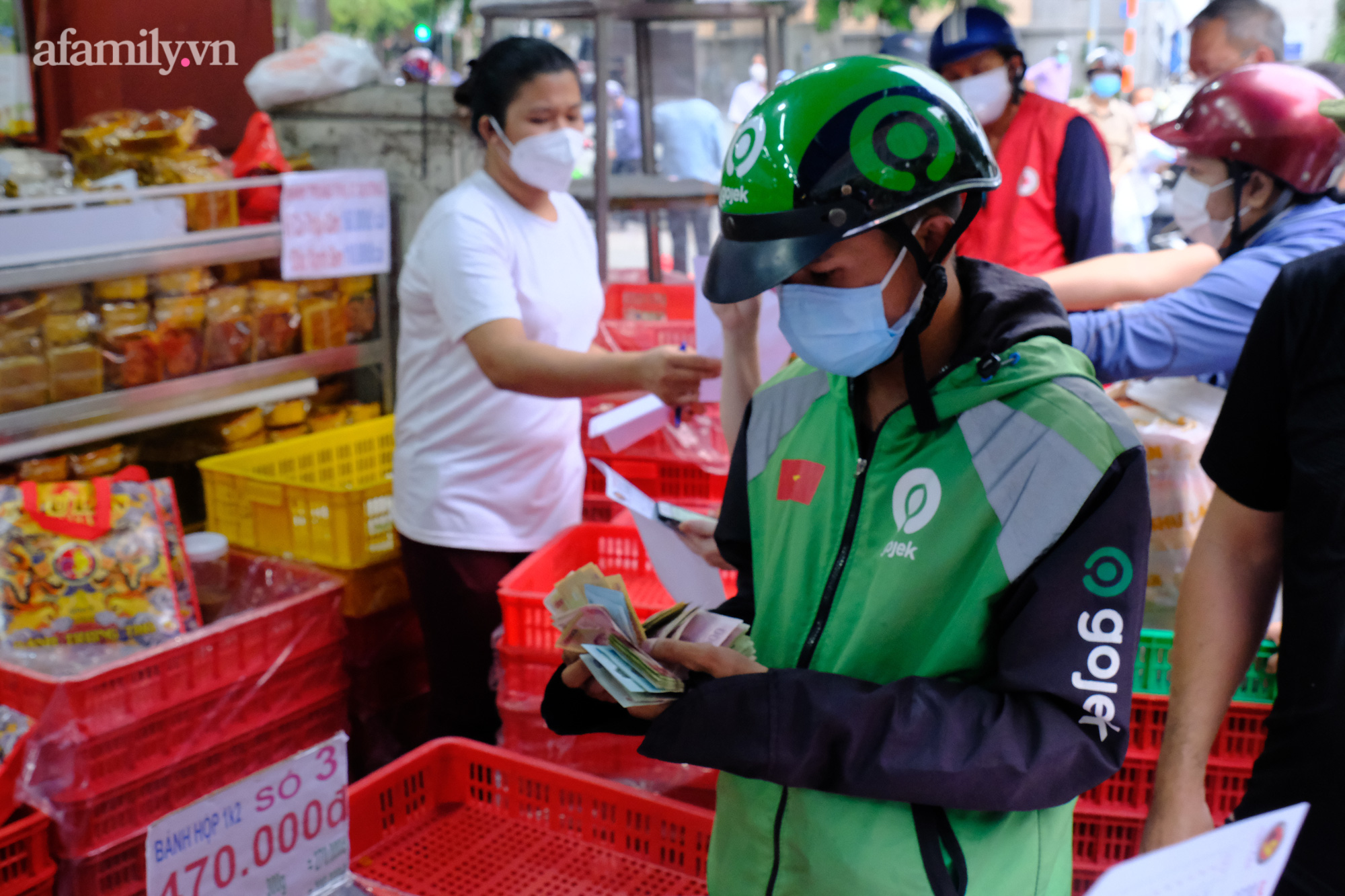 &quot;Biển người&quot; xếp hàng san sát vào mua bánh trung thu Như Lan nổi tiếng Sài Gòn trong thời điểm giãn cách - Ảnh 7.