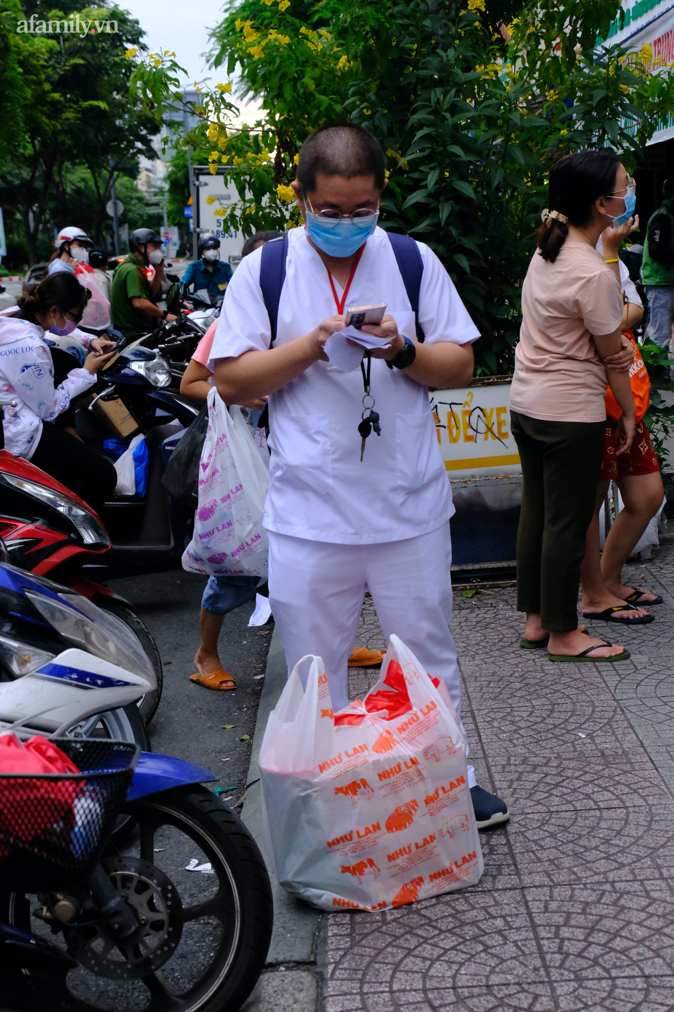 &quot;Biển người&quot; xếp hàng san sát vào mua bánh trung thu Như Lan nổi tiếng Sài Gòn trong thời điểm giãn cách - Ảnh 8.