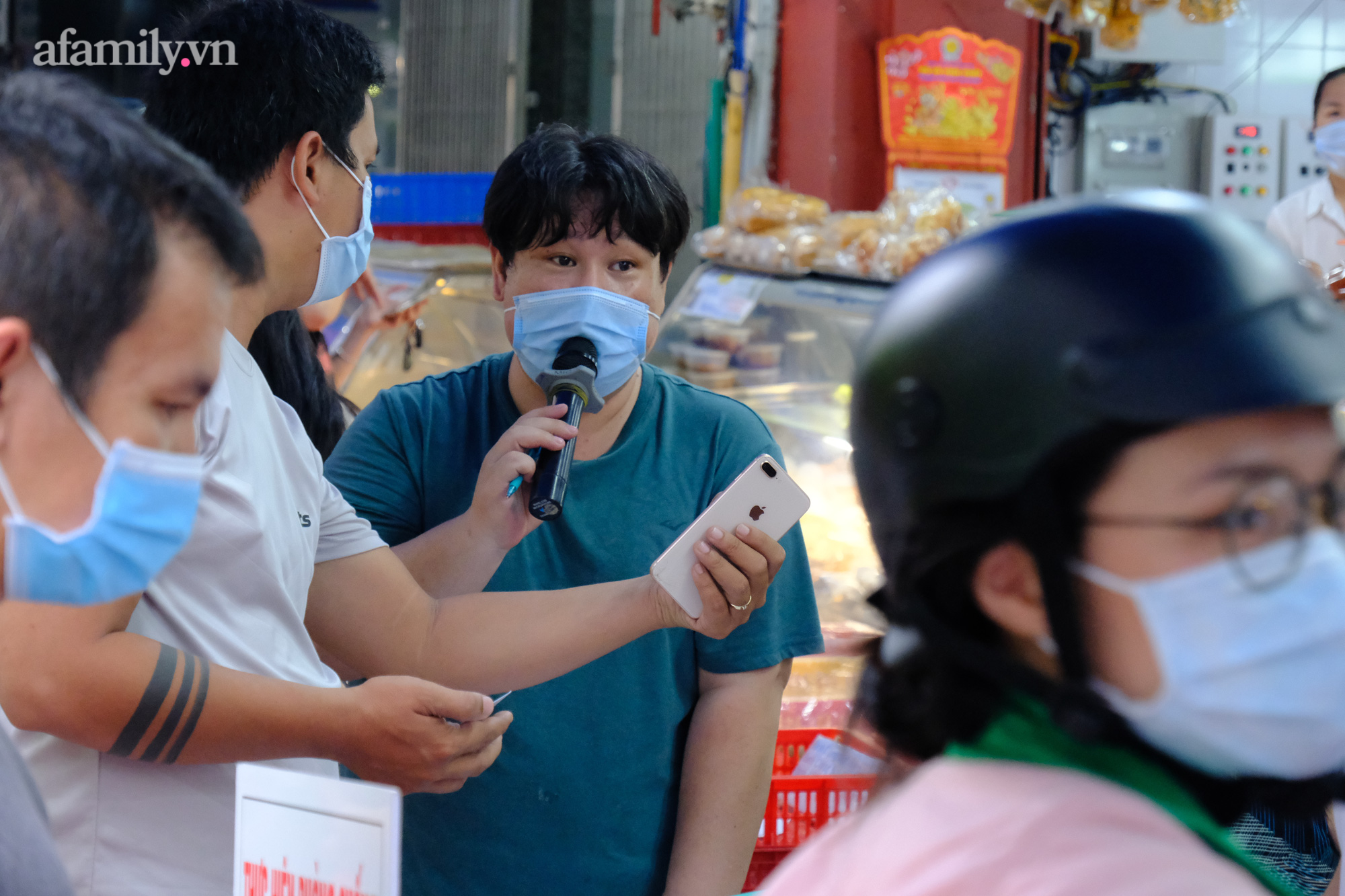 &quot;Biển người&quot; xếp hàng san sát vào mua bánh trung thu Như Lan nổi tiếng Sài Gòn trong thời điểm giãn cách - Ảnh 9.