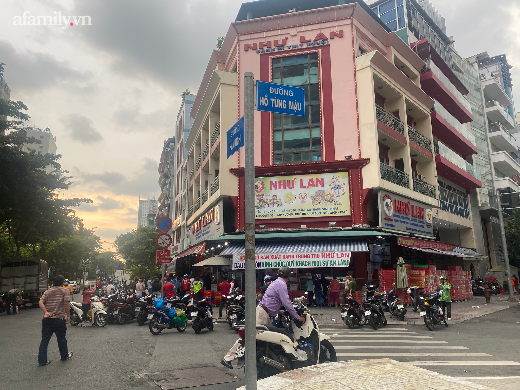 &quot;Biển người&quot; xếp hàng san sát vào mua bánh trung thu Như Lan nổi tiếng Sài Gòn trong thời điểm giãn cách - Ảnh 1.