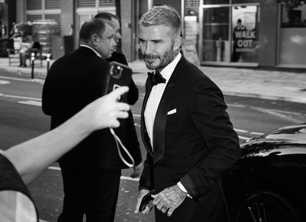 Vết xước bí ẩn trên mũi của David Beckham trong ngày cùng mẹ đến dự một buổi lễ trao giải - Ảnh 4.