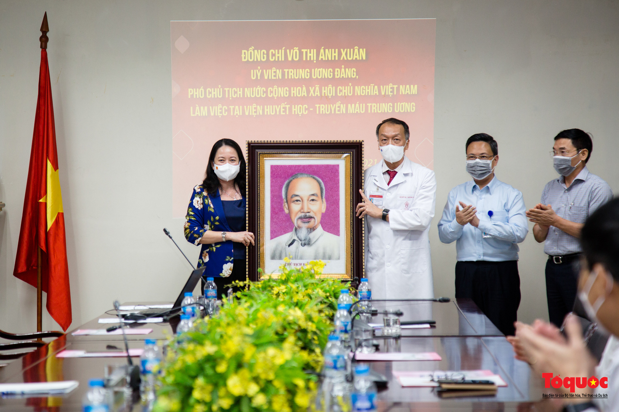Phó Chủ tịch nước Võ Thị Ánh Xuân tặng quà bệnh nhi ung thư nhân dịp Tết Trung thu - Ảnh 12.