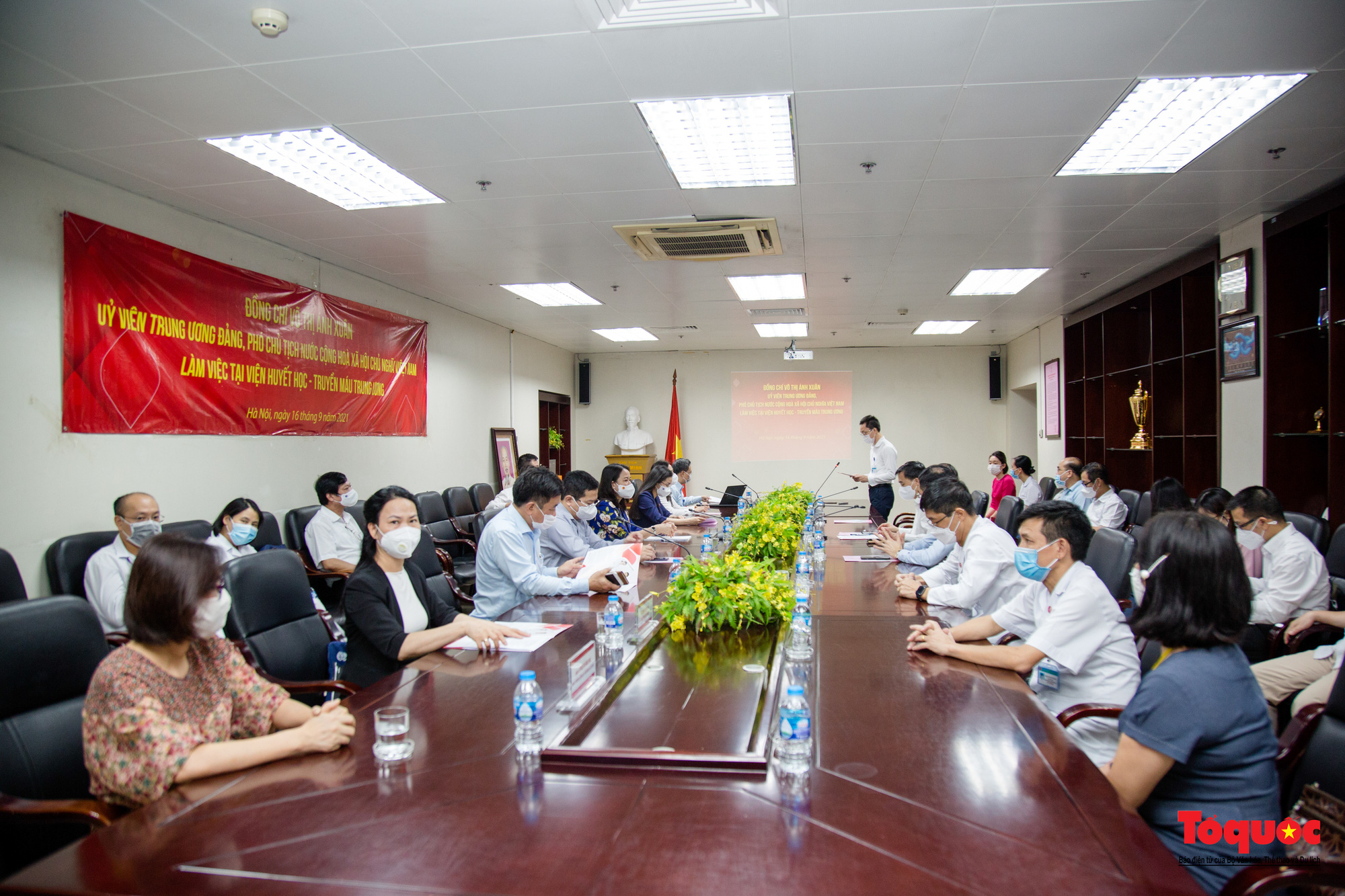 Phó Chủ tịch nước Võ Thị Ánh Xuân tặng quà bệnh nhi ung thư nhân dịp Tết Trung thu - Ảnh 11.
