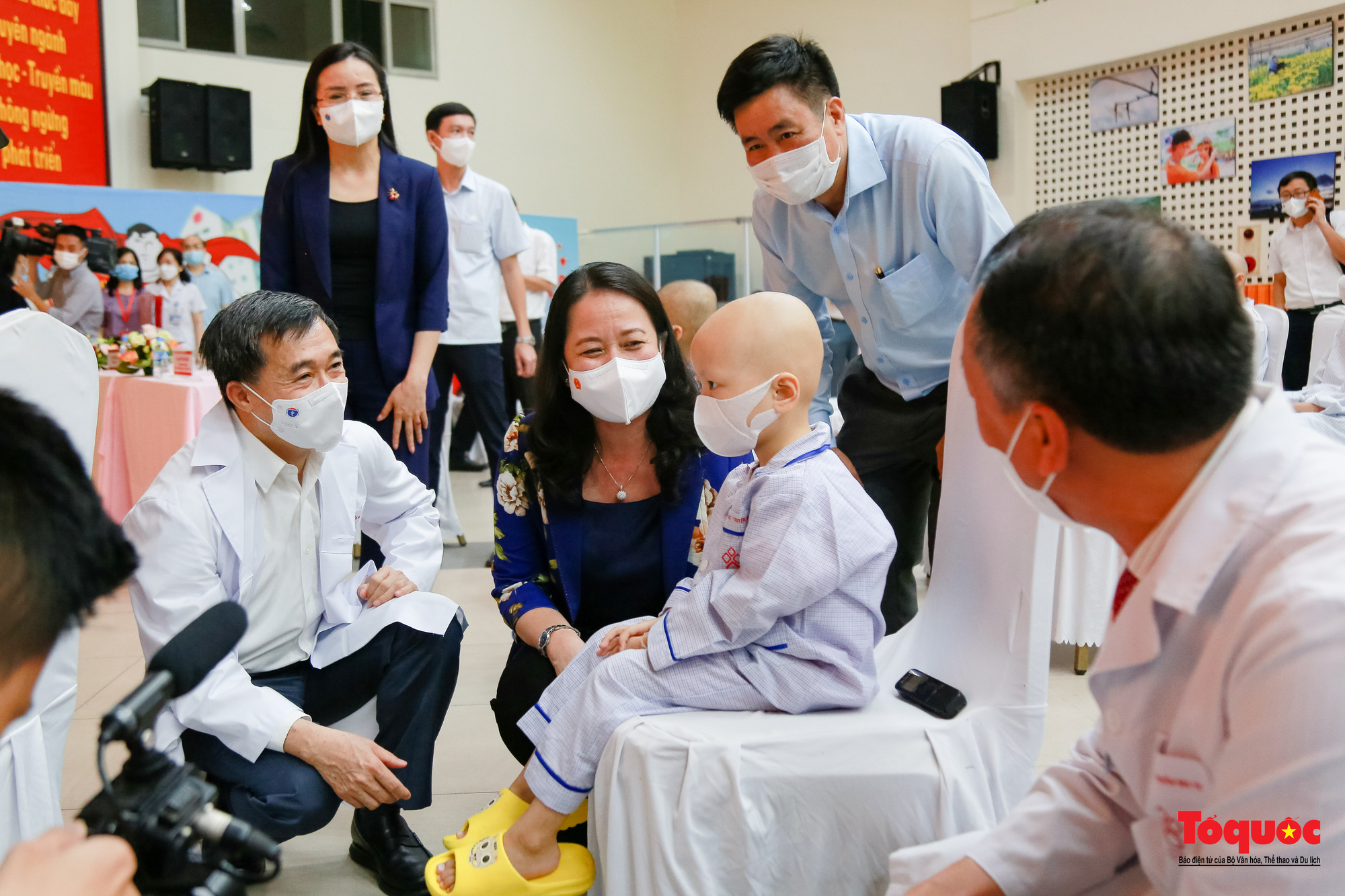 Phó Chủ tịch nước Võ Thị Ánh Xuân tặng quà bệnh nhi ung thư nhân dịp Tết Trung thu - Ảnh 7.
