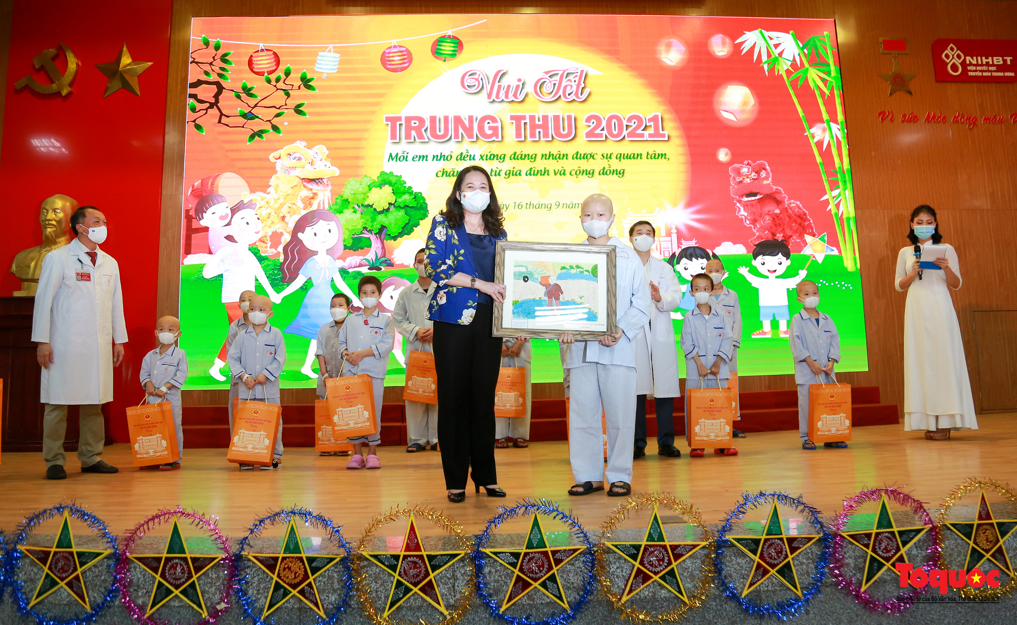 Phó Chủ tịch nước Võ Thị Ánh Xuân tặng quà bệnh nhi ung thư nhân dịp Tết Trung thu - Ảnh 5.