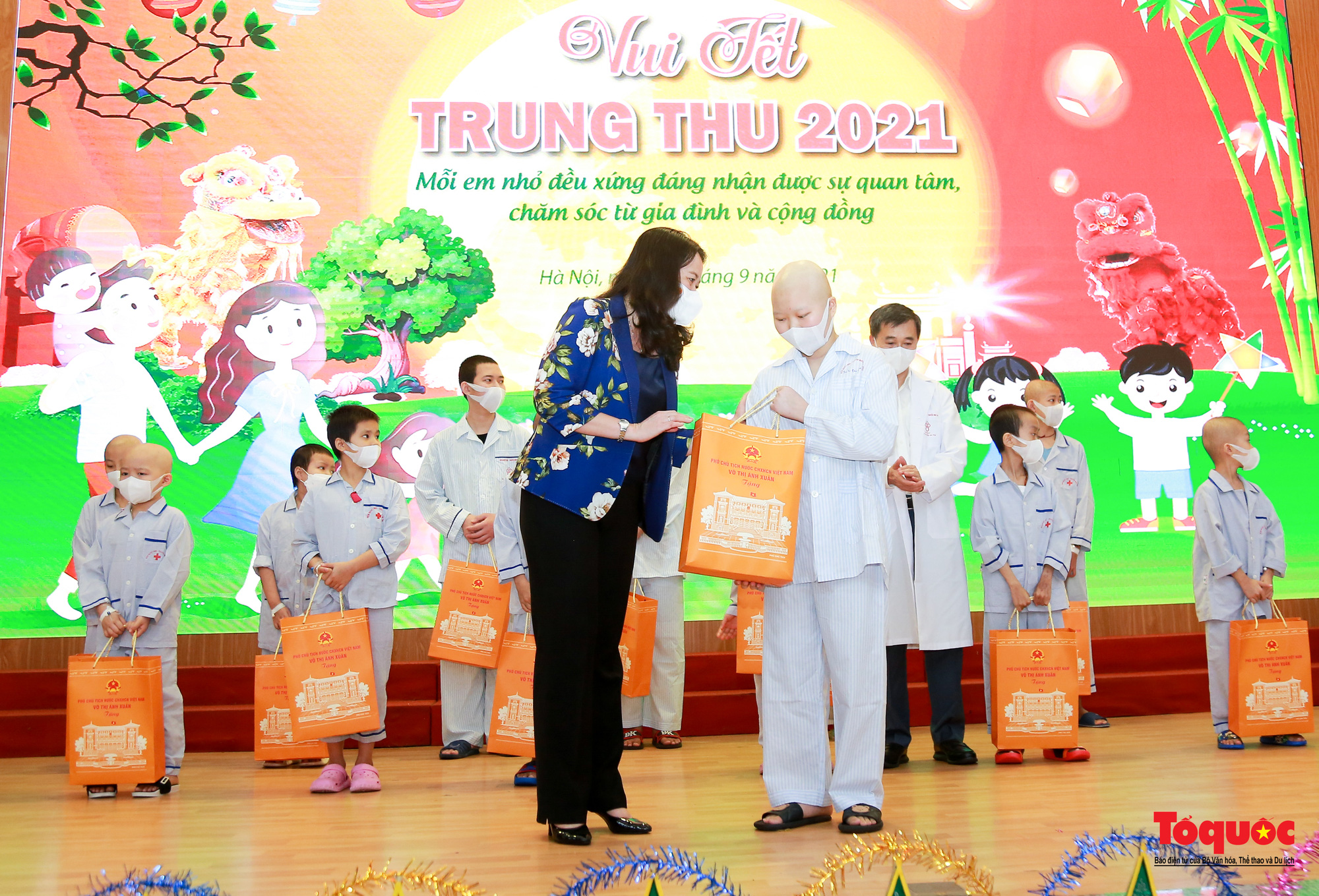 Phó Chủ tịch nước Võ Thị Ánh Xuân tặng quà bệnh nhi ung thư nhân dịp Tết Trung thu - Ảnh 6.