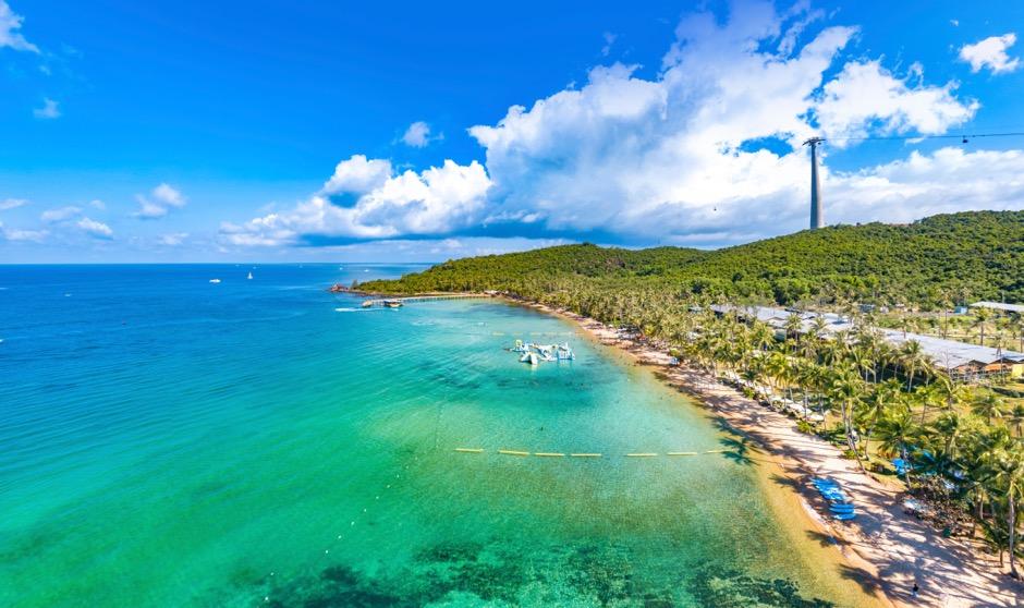 Những hình ảnh tuyệt đẹp về đảo Ngọc Phú Quốc sẽ khiến bạn không thể rời mắt. Em bé chơi đùa trên bãi biển, hoàng hôn rực rỡ hay những tuyệt tác kiến trúc độc đáo đều có mặt trong bức ảnh đó. Còn chần chờ gì mà không click ngay để khám phá?