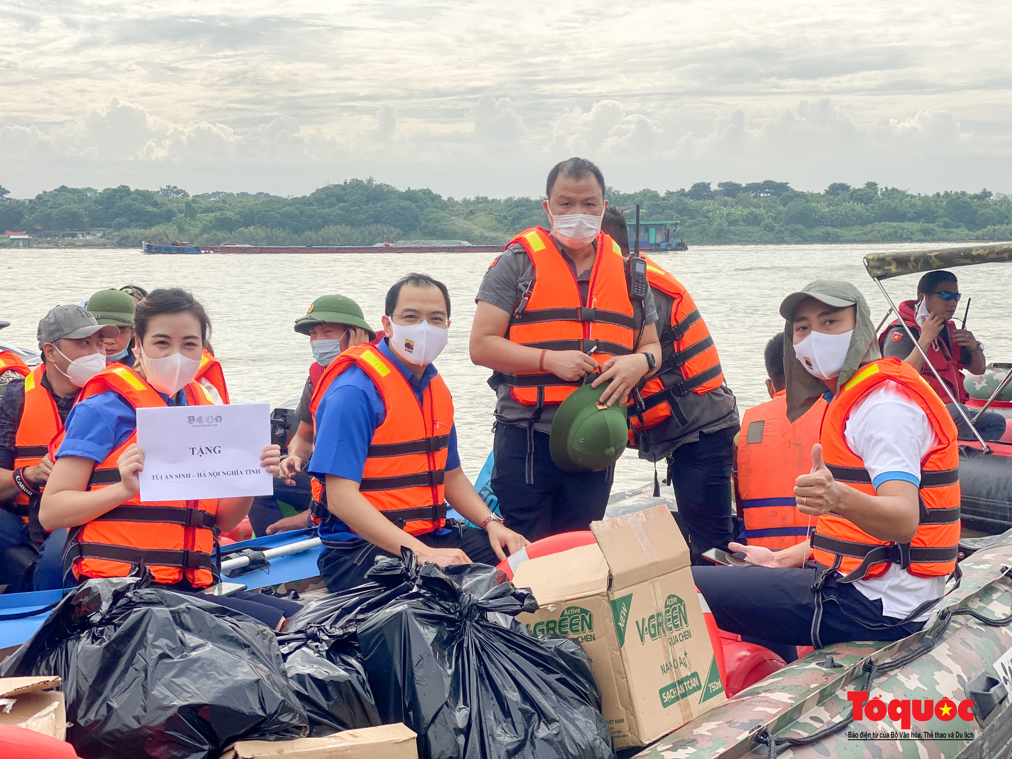 Thanh niên thủ đô dùng xuồng máy vượt sông tặng quà người dân nghèo làng chài ven sông Hồng thất nghiệp vì dịch COVID-19 - Ảnh 2.