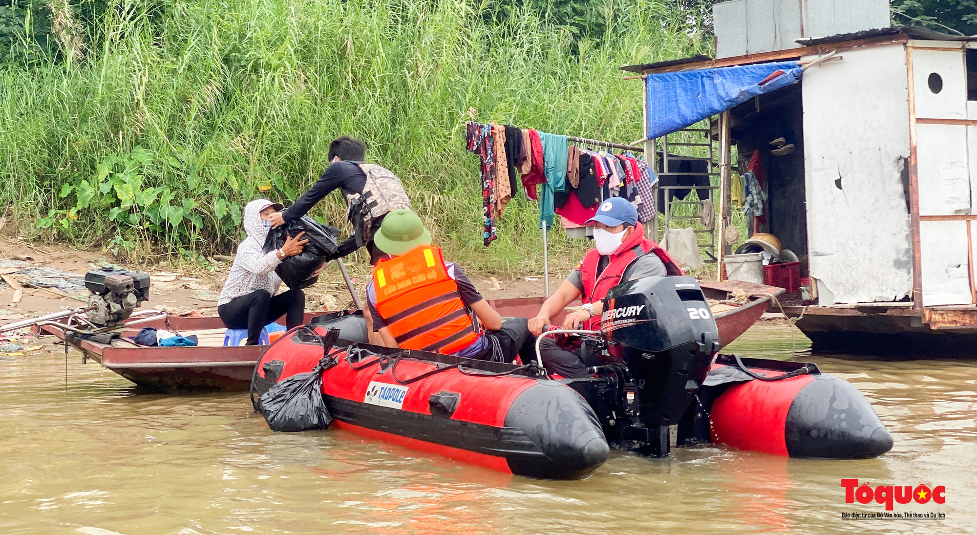 Thanh niên thủ đô dùng xuồng máy vượt sông tặng quà người dân nghèo làng chài ven sông Hồng thất nghiệp vì dịch COVID-19 - Ảnh 13.