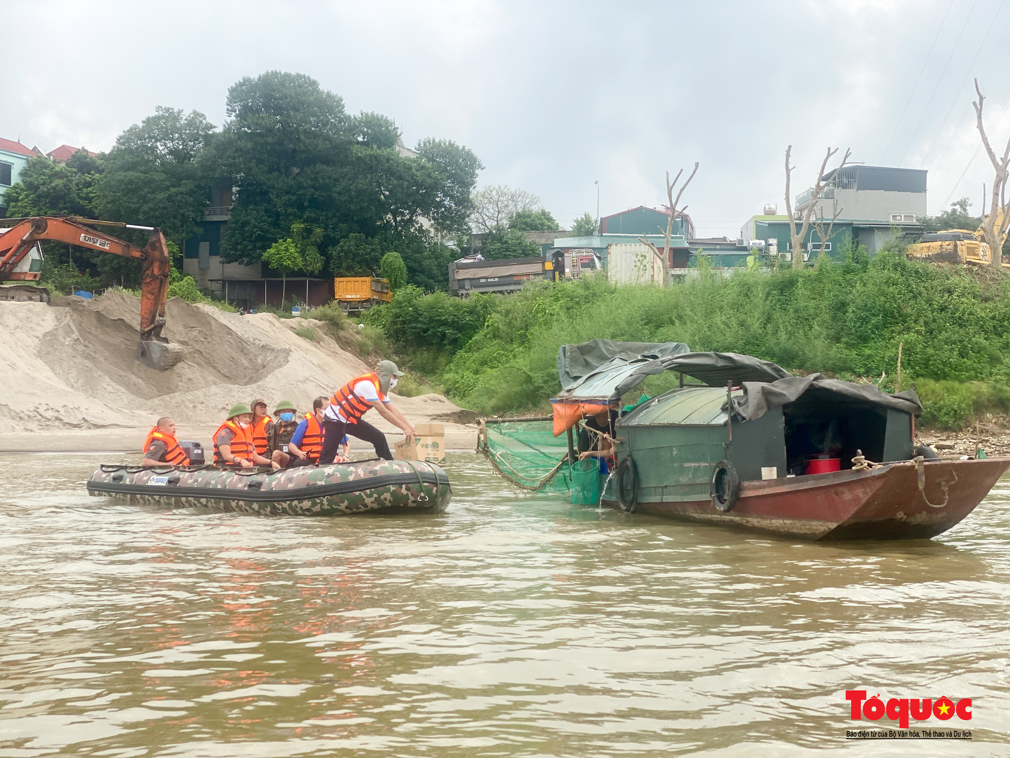 Thanh niên thủ đô dùng xuồng máy vượt sông tặng quà người dân nghèo làng chài ven sông Hồng thất nghiệp vì dịch COVID-19 - Ảnh 16.