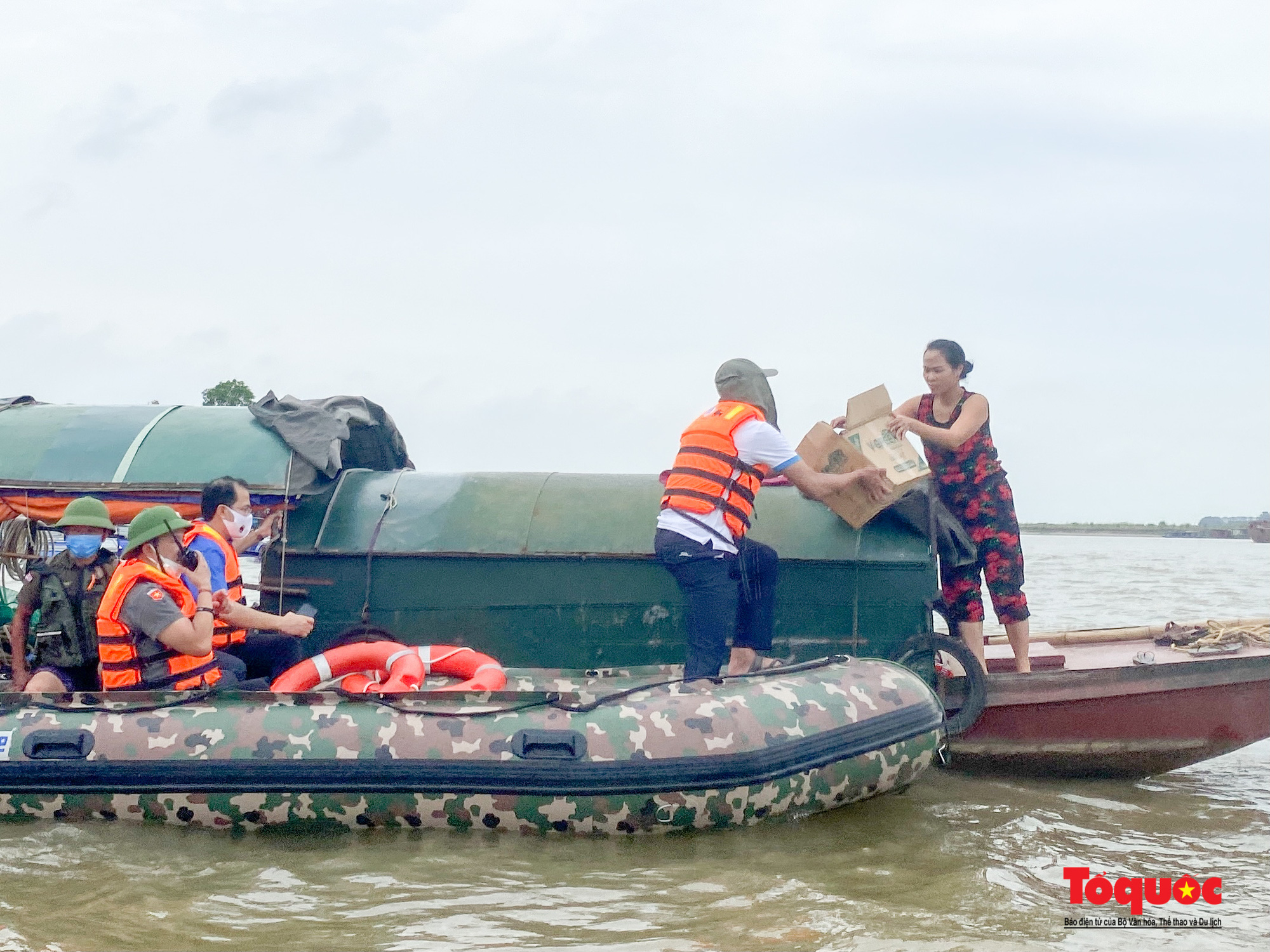 Thanh niên thủ đô dùng xuồng máy vượt sông tặng quà người dân nghèo làng chài ven sông Hồng thất nghiệp vì dịch COVID-19 - Ảnh 15.