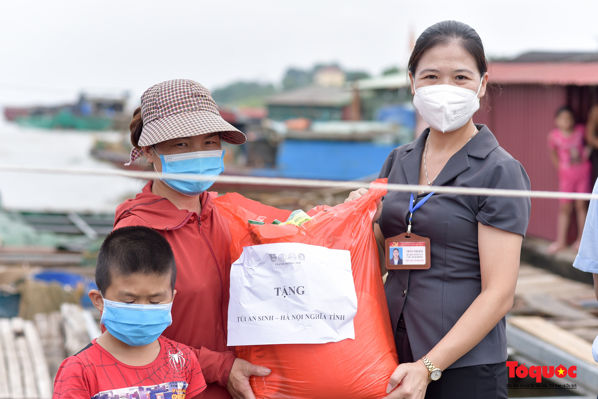Thanh niên thủ đô dùng xuồng máy vượt sông tặng quà người dân nghèo làng chài ven sông Hồng thất nghiệp vì dịch COVID-19 - Ảnh 12.