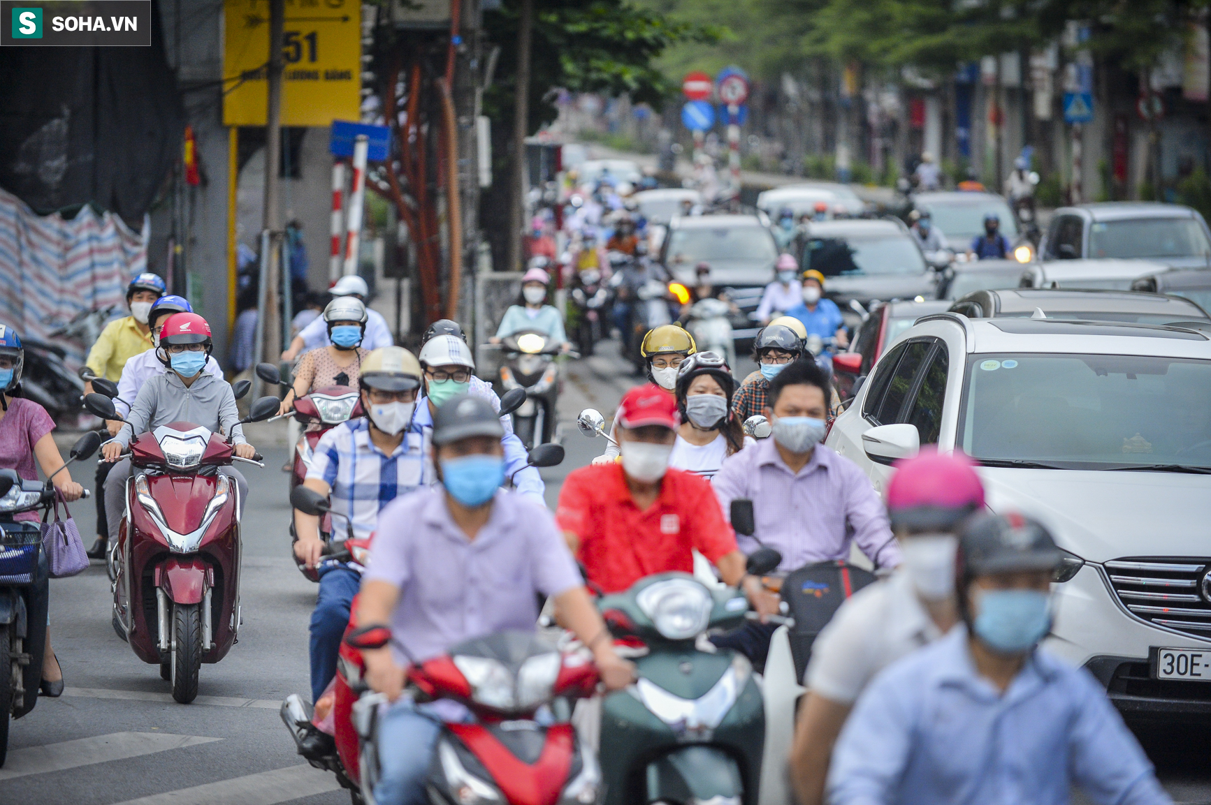 Hà Nội ngày đầu nới lỏng giãn cách, tháo dỡ 39 chốt nhiều tuyến phố đông nghịt  - Ảnh 1.