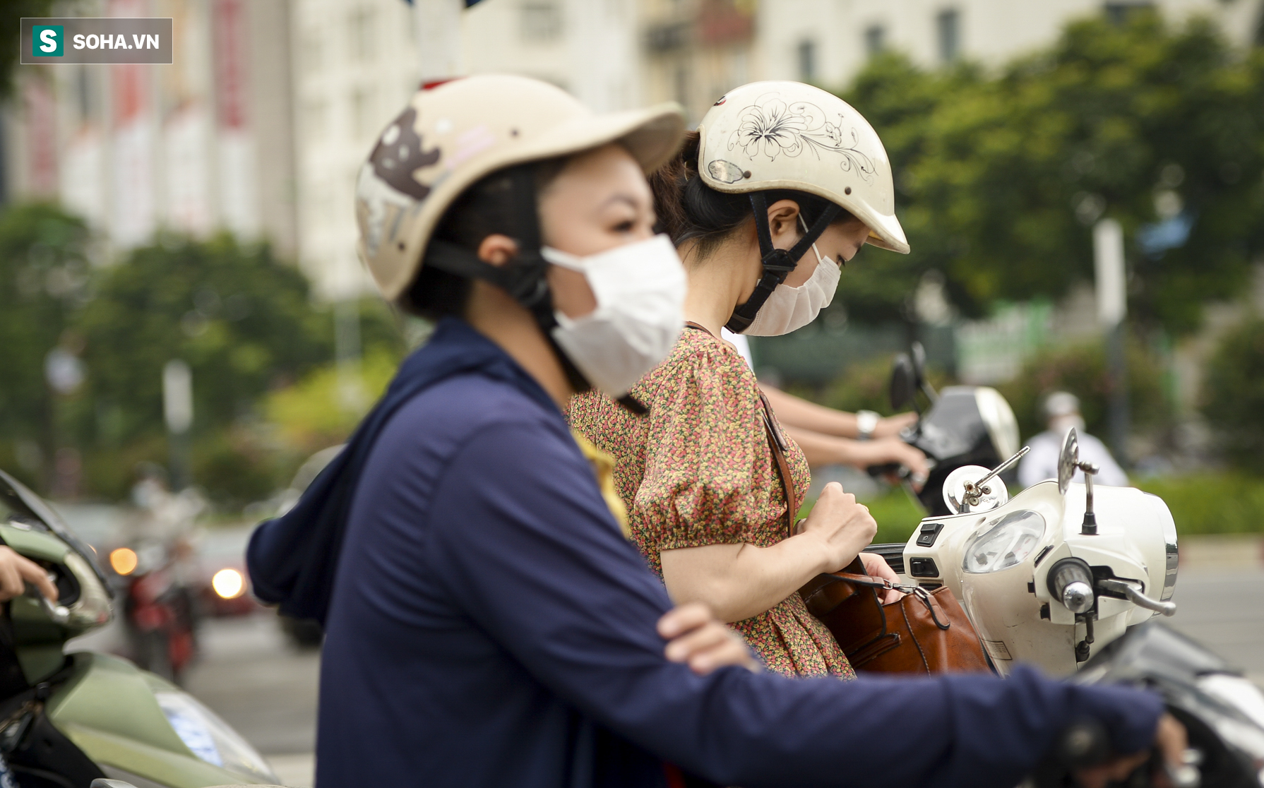 Hà Nội ngày đầu nới lỏng giãn cách, tháo dỡ 39 chốt nhiều tuyến phố đông nghịt  - Ảnh 7.