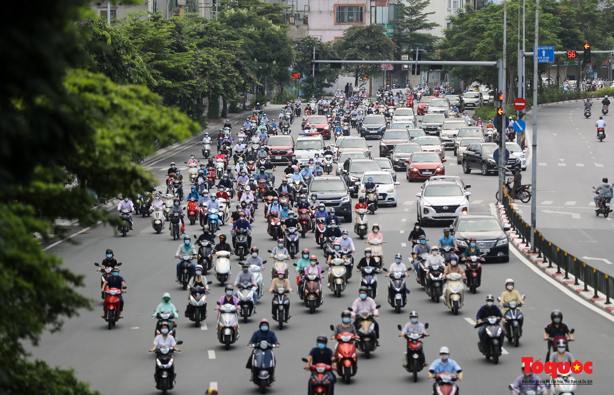 Dỡ bỏ 39 chốt kiểm soát dịch ra vào &quot;vùng đỏ&quot;, đường phố Hà Nội tập lập người ra đường  - Ảnh 5.