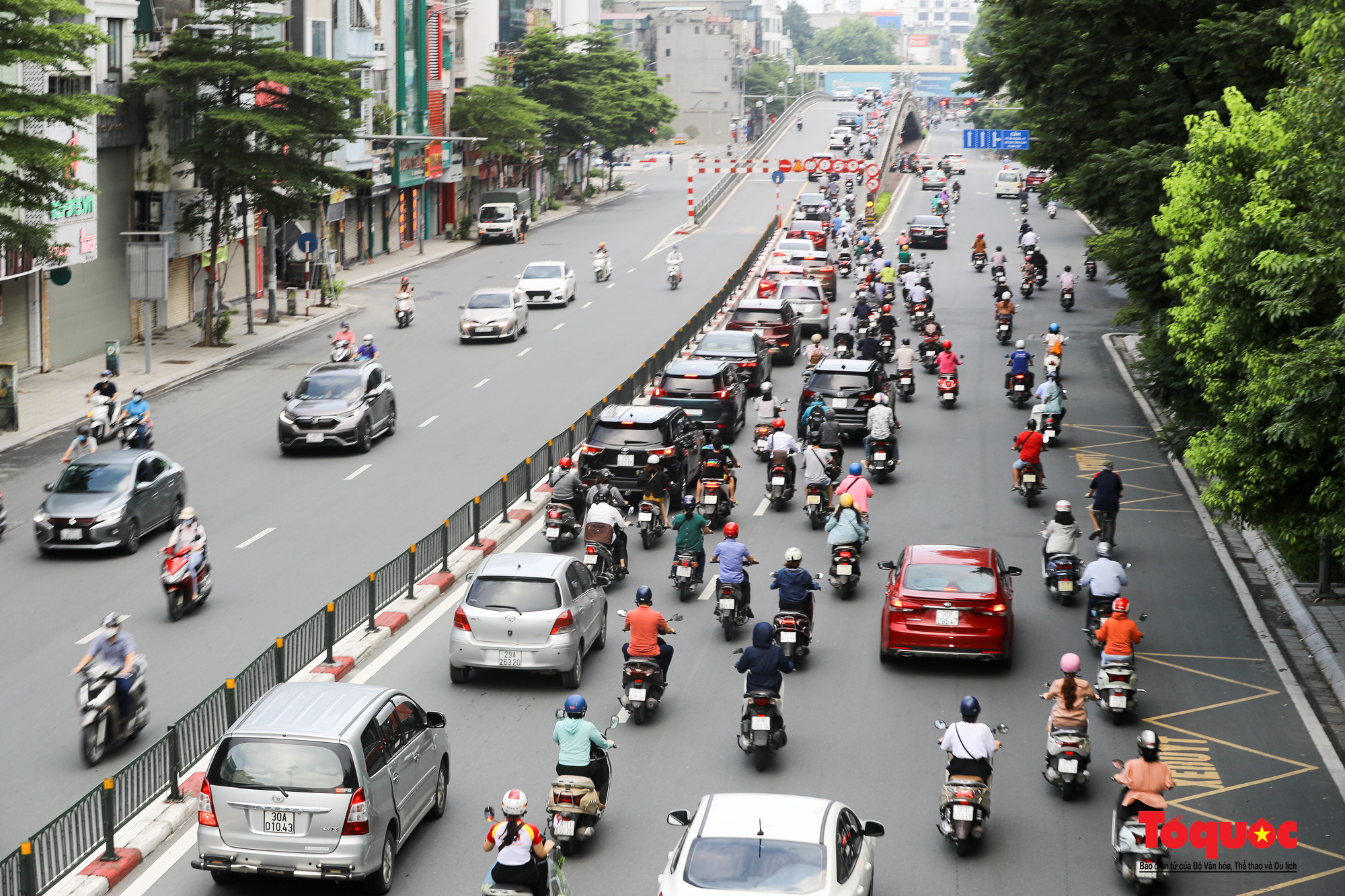 Dỡ bỏ 39 chốt kiểm soát dịch ra vào &quot;vùng đỏ&quot;, đường phố Hà Nội tập lập người ra đường  - Ảnh 7.