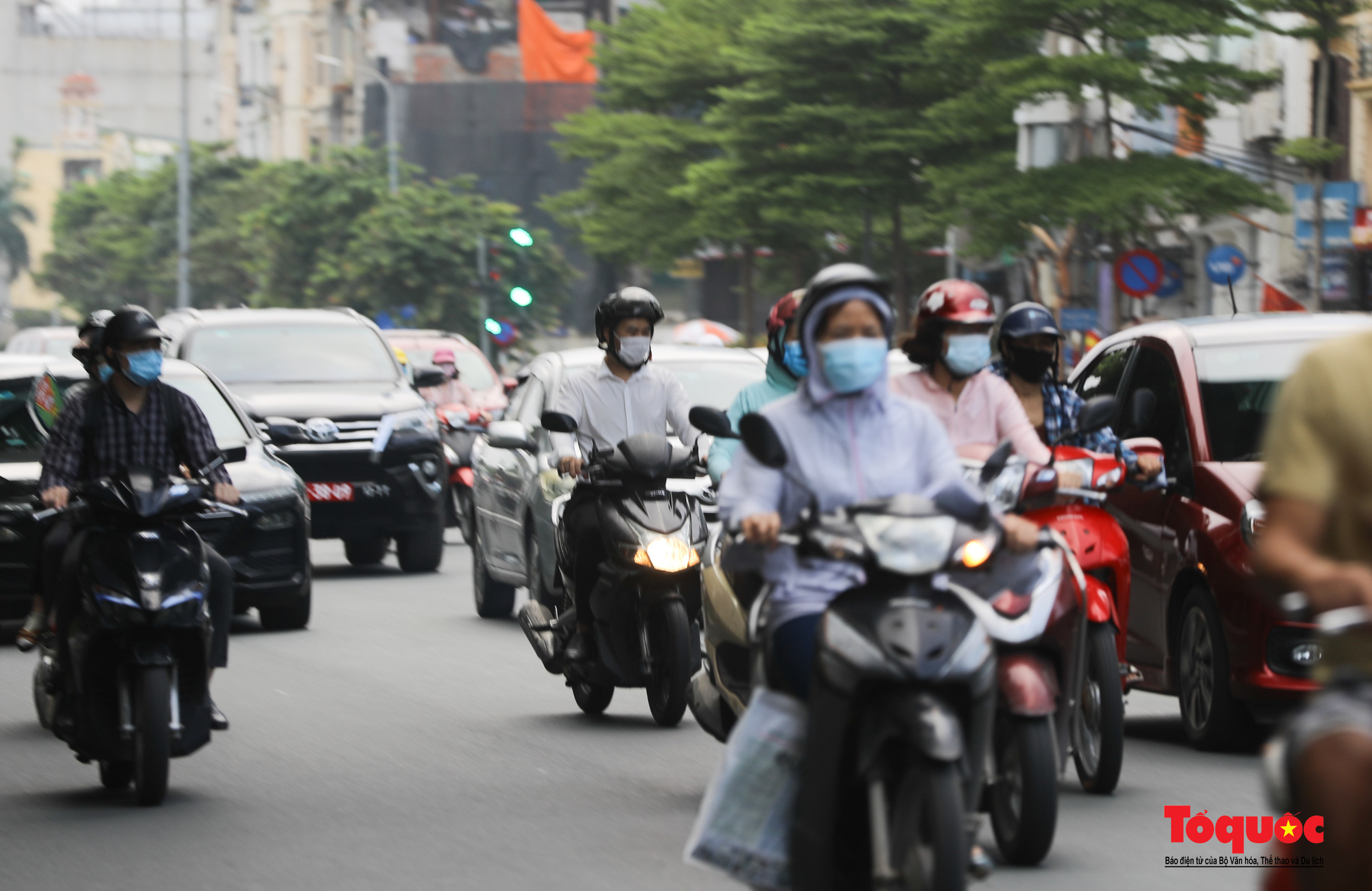 Dỡ bỏ 39 chốt kiểm soát dịch ra vào &quot;vùng đỏ&quot;, đường phố Hà Nội tập lập người ra đường  - Ảnh 4.