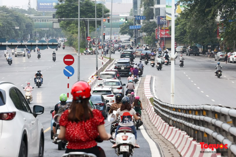 Dỡ bỏ 39 chốt kiểm soát dịch ra vào &quot;vùng đỏ&quot;, đường phố Hà Nội tập lập người ra đường  - Ảnh 11.