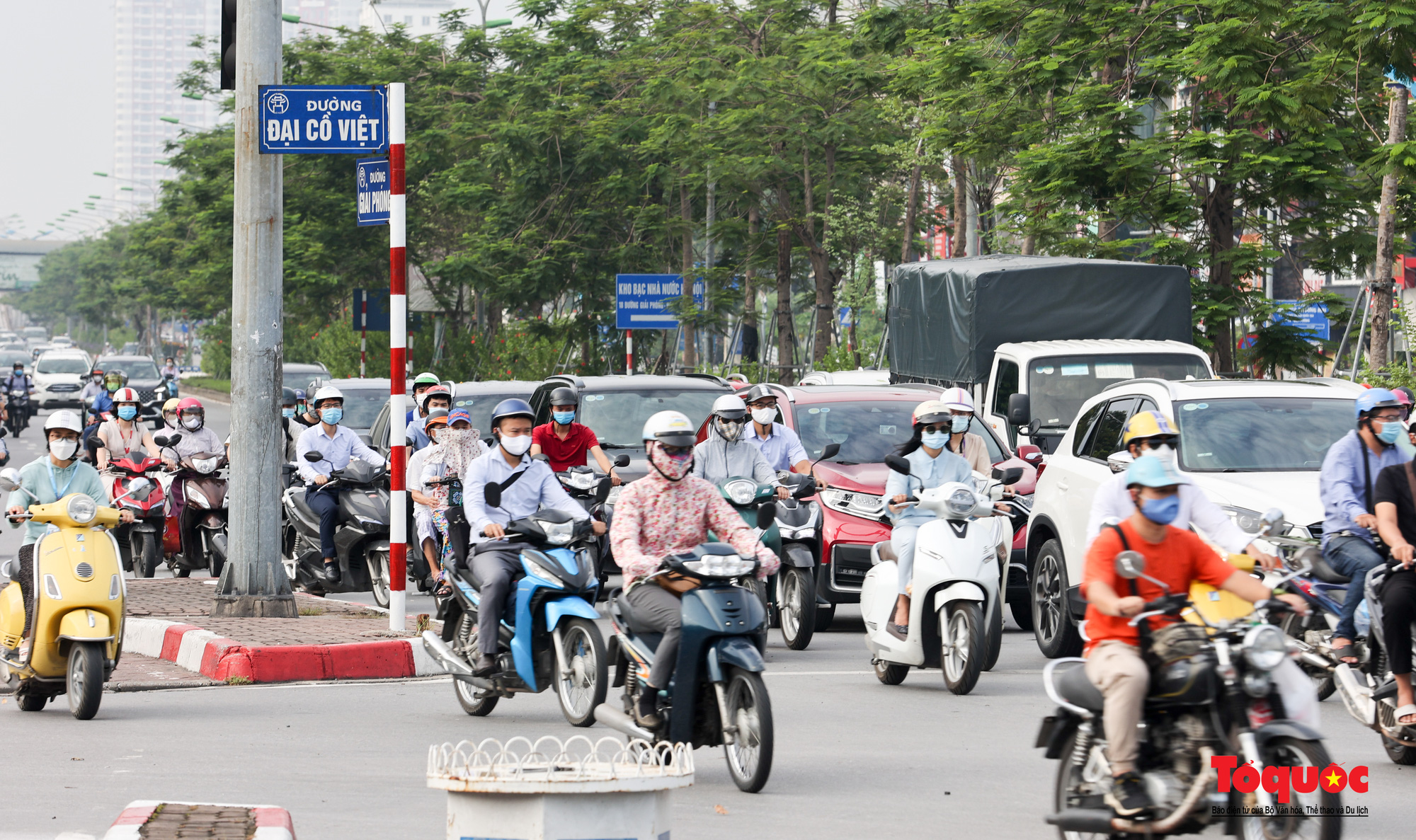 Dỡ bỏ 39 chốt kiểm soát dịch ra vào &quot;vùng đỏ&quot;, đường phố Hà Nội tập lập người ra đường  - Ảnh 9.