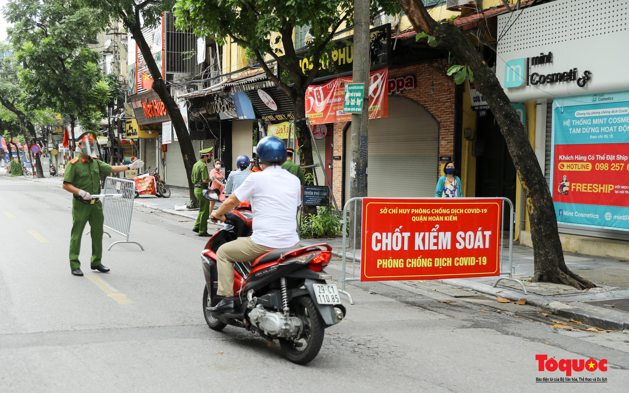 Dỡ bỏ 39 chốt kiểm soát dịch ra vào &quot;vùng đỏ&quot;, đường phố Hà Nội tập lập người ra đường  - Ảnh 12.