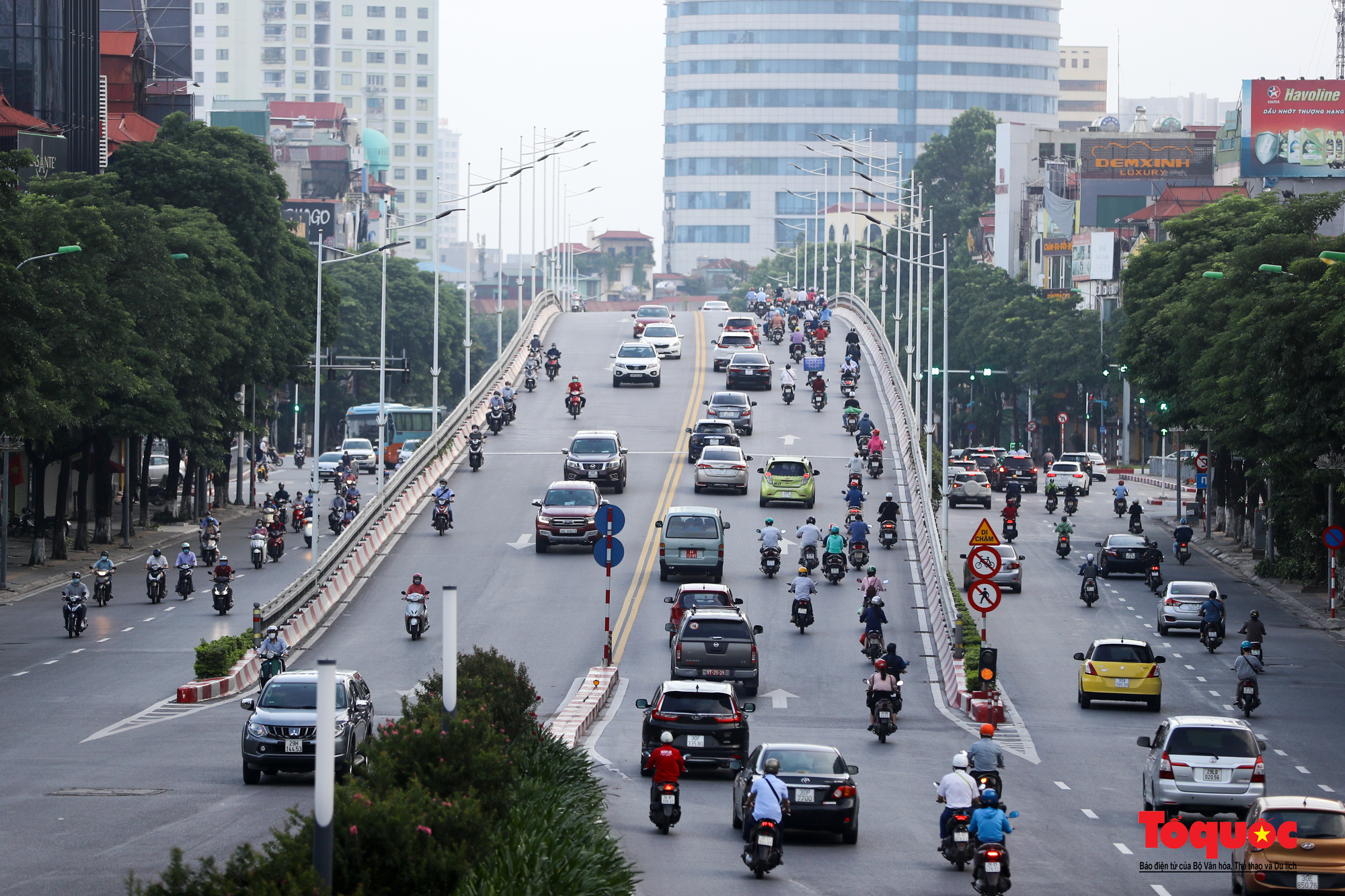 Dỡ bỏ 39 chốt kiểm soát dịch ra vào &quot;vùng đỏ&quot;, đường phố Hà Nội tập lập người ra đường  - Ảnh 3.