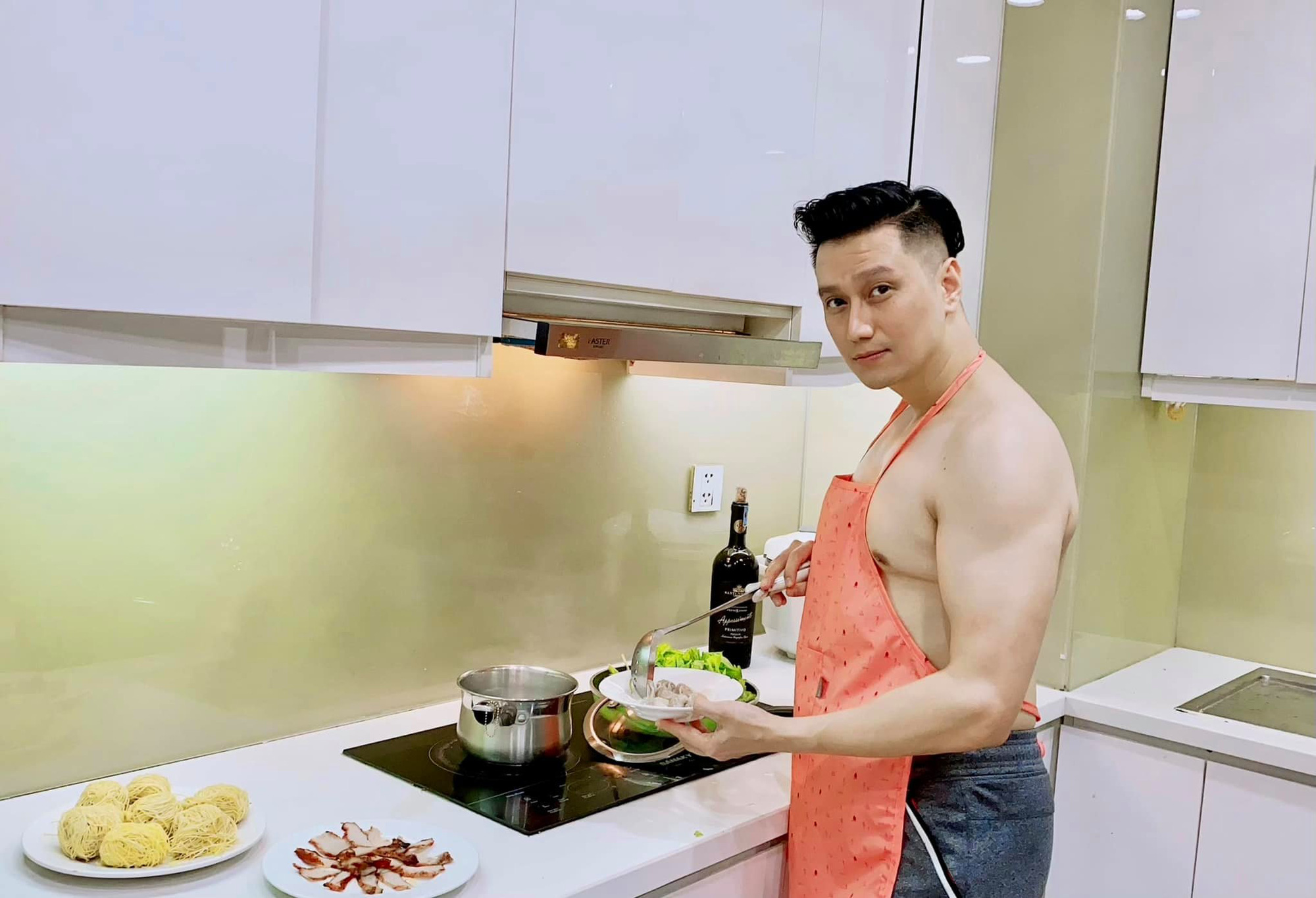 Việt Anh cởi trần vào bếp, bị netizen soi hint sống chung với Quỳnh Nga? - Ảnh 2.