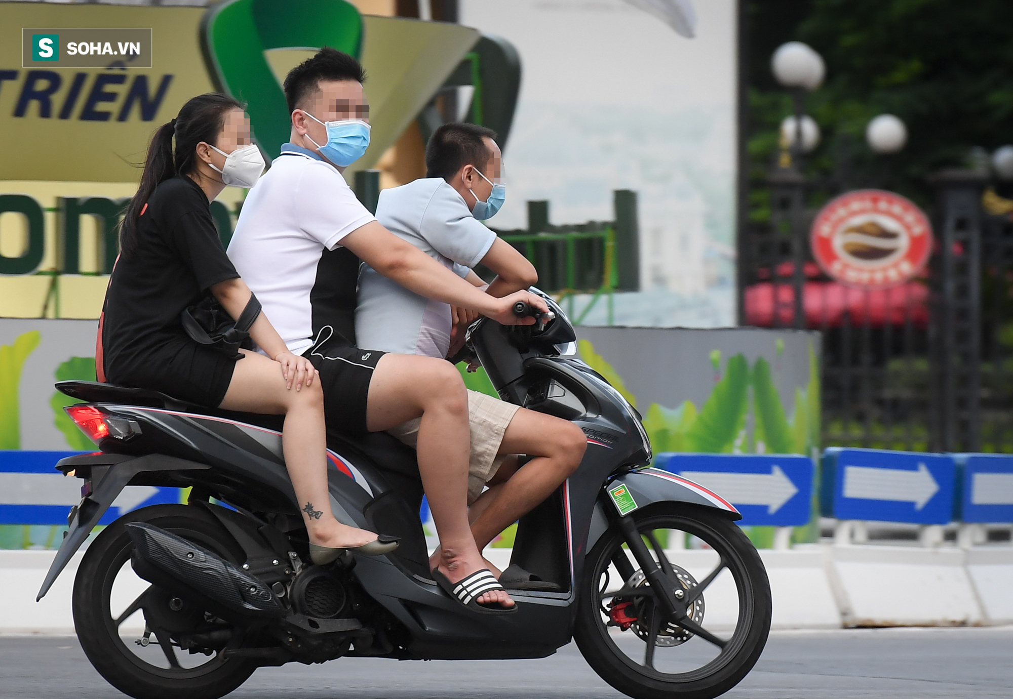 Ra đường mùa dịch: Nhiều người ở Hà Nội nhớ khẩu trang nhưng quên luật giao thông - Ảnh 2. Ra đường mùa dịch: Nhiều người ở Hà Nội nhớ khẩu trang nhưng quên luật giao thông - Ảnh 2.