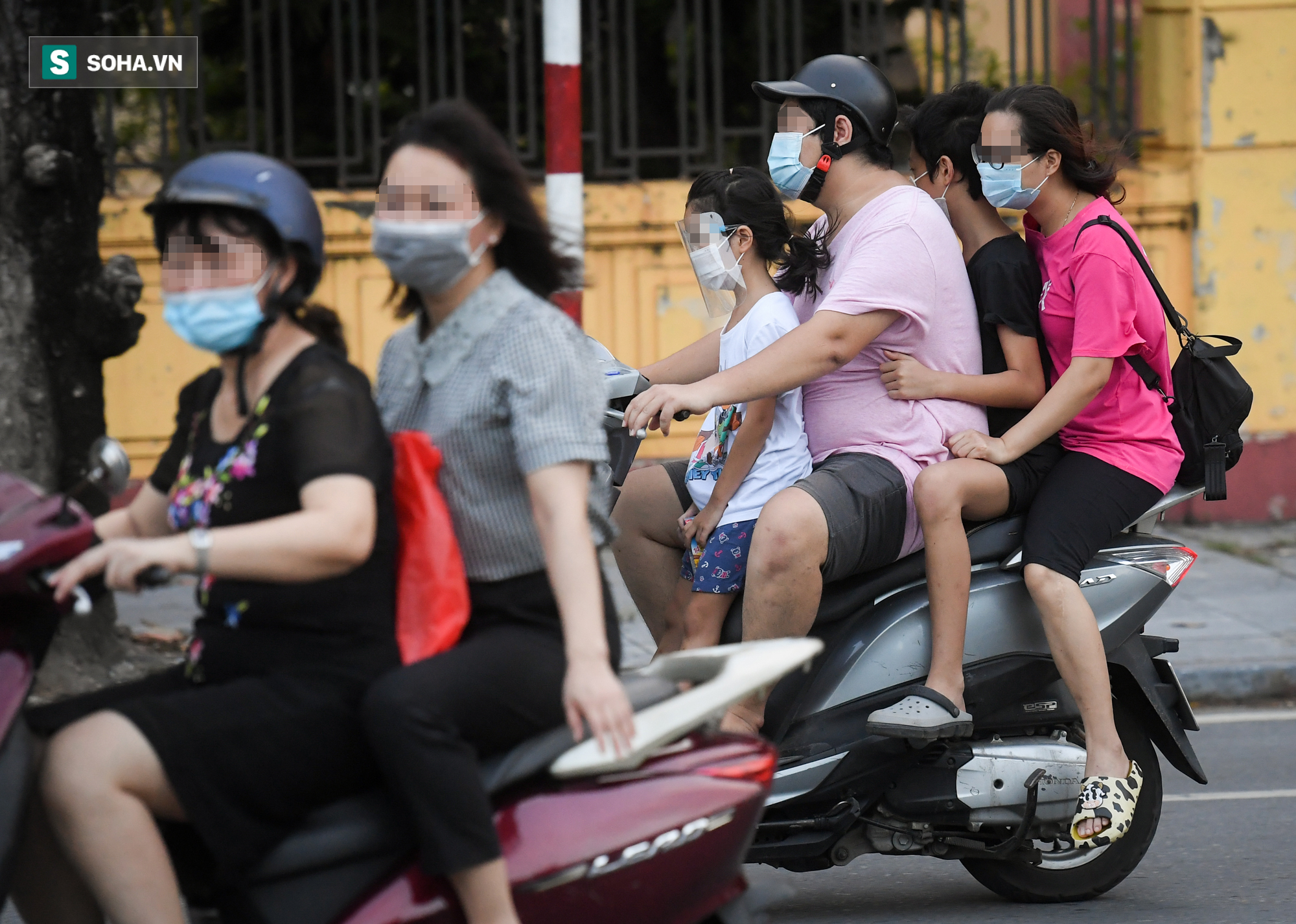 Ra đường mùa dịch: Nhiều người ở Hà Nội nhớ khẩu trang nhưng quên luật giao thông - Ảnh 6.