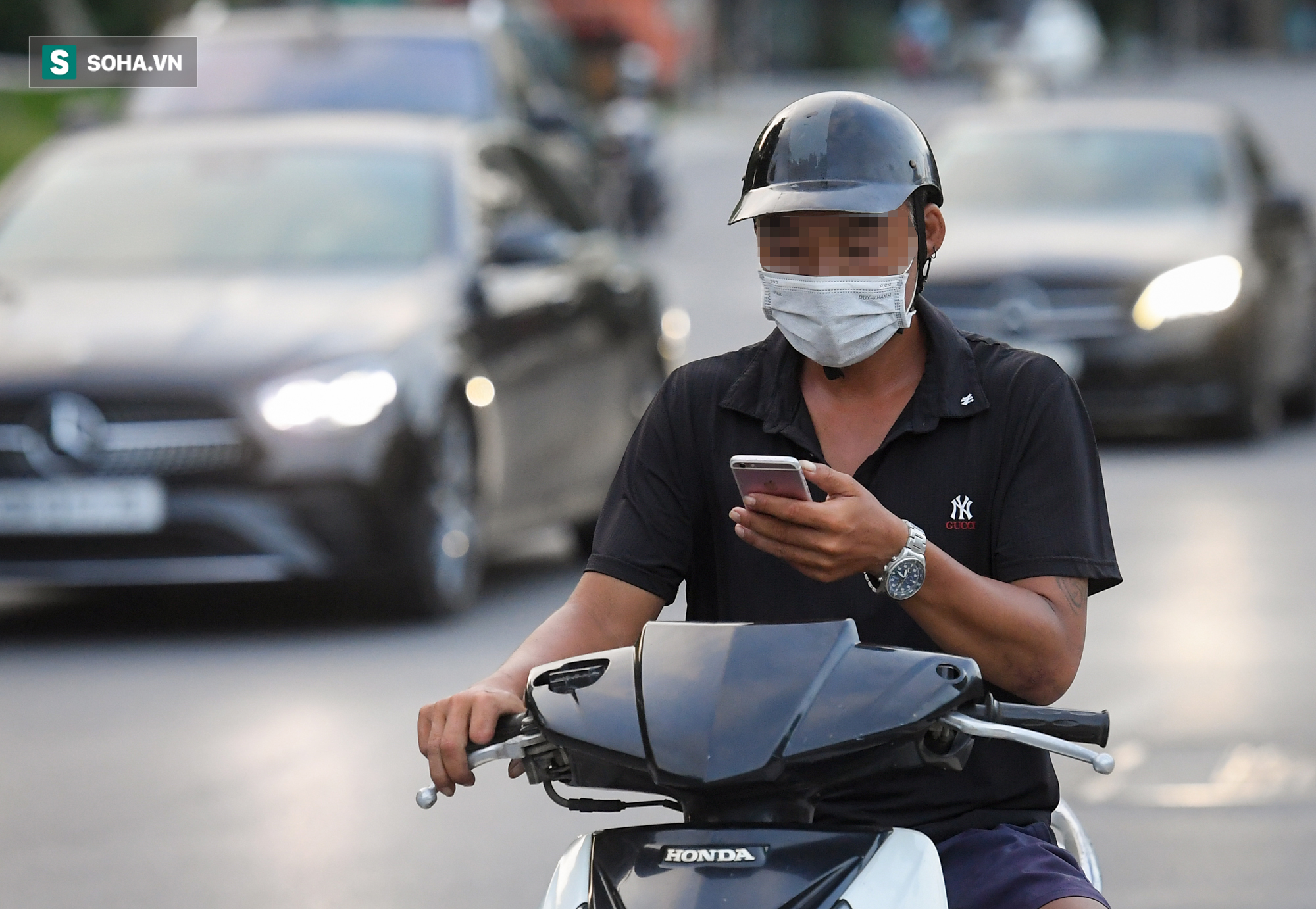 Ra đường mùa dịch: Nhiều người ở Hà Nội nhớ khẩu trang nhưng quên luật giao thông - Ảnh 7.