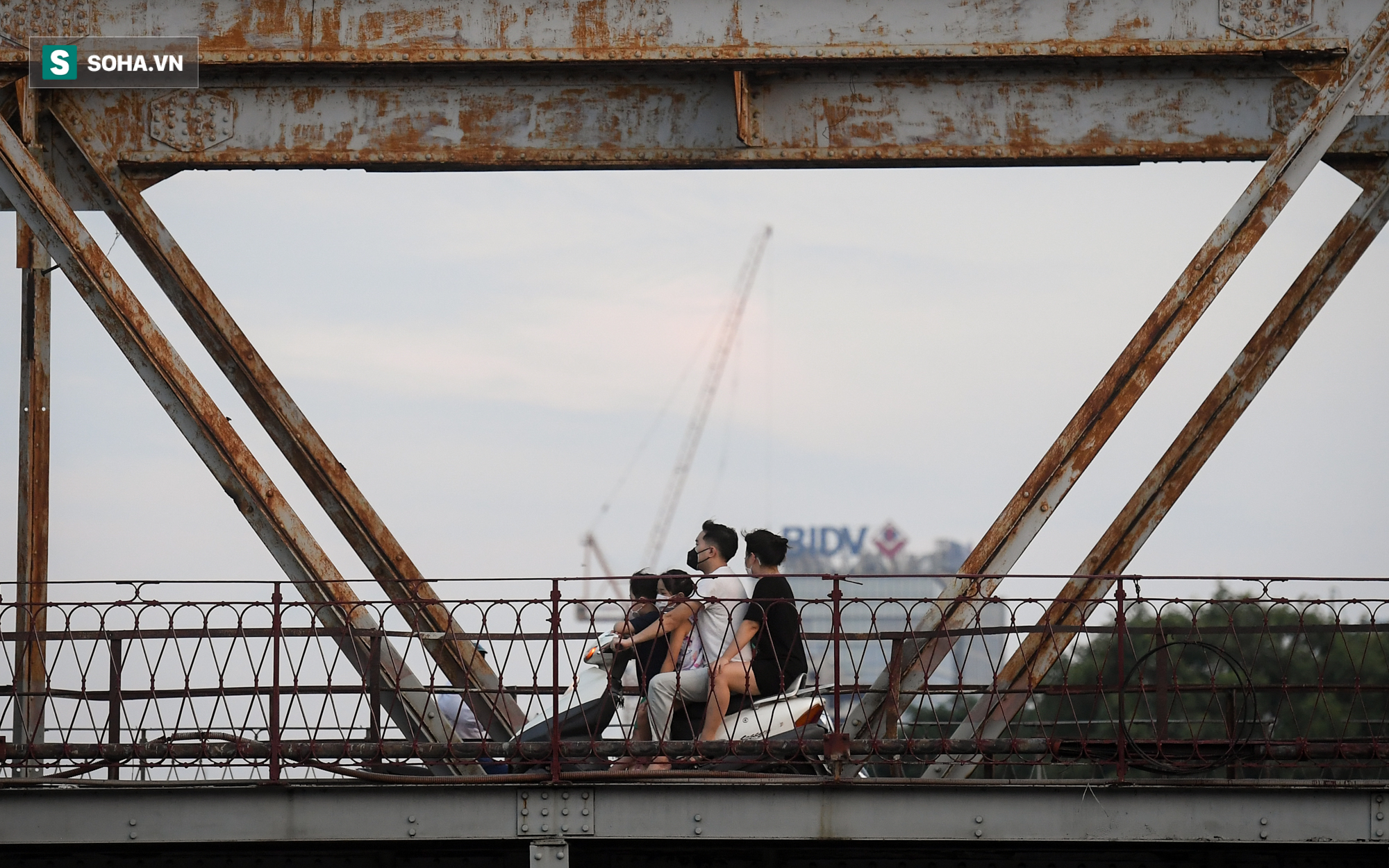Ra đường mùa dịch: Nhiều người ở Hà Nội nhớ khẩu trang nhưng quên luật giao thông - Ảnh 9. Ra đường mùa dịch: Nhiều người ở Hà Nội nhớ khẩu trang nhưng quên luật giao thông - Ảnh 9.
