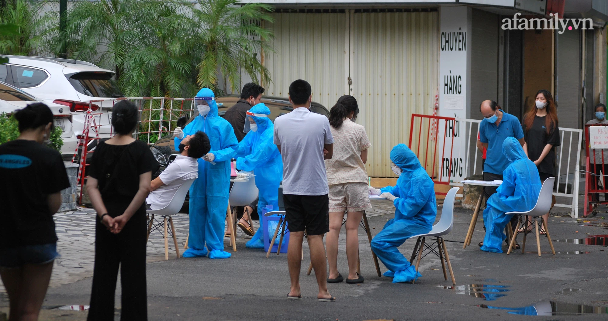 Liên tục trong những ngày qua phường Thịnh Liệt tổ chức lấy mẫu xét nghiệm cho người dân (Anhr ghi nhận tại một buổi lấy mẫu xét nghiệm)