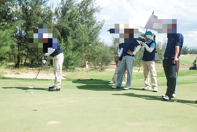 Tại sao Giám đốc Trung tâm XTDL Bình Định bị kỷ luật dù không tham gia chơi golf giữa lệnh cấm? - Ảnh 1.