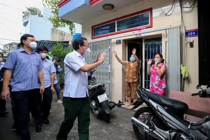 Bí thư Nguyễn Văn Nên: Năm nay bác thay cha con tặng quà trung thu cho con nhé - Ảnh 2.